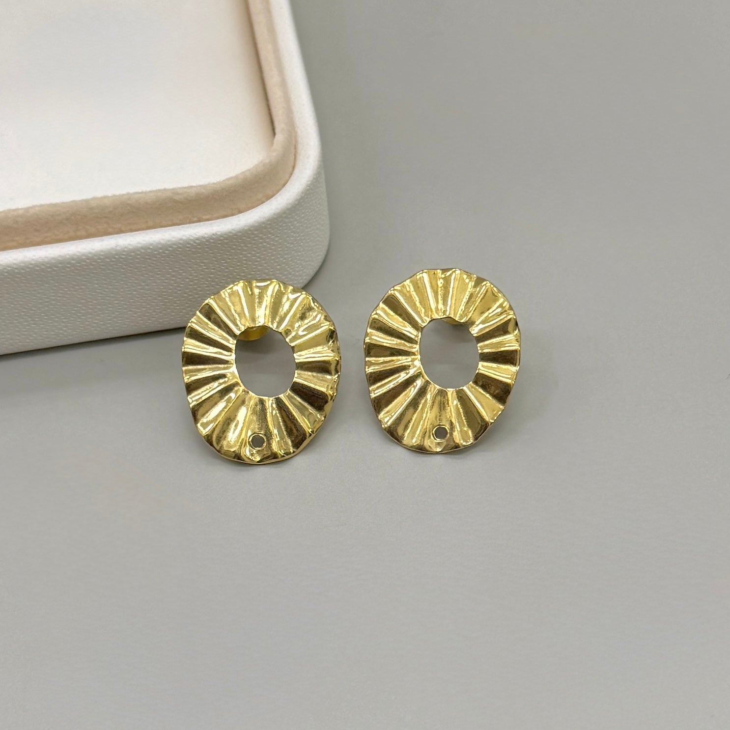 BASE DE ARO | OVALADO CON AGUJERO DISEÑO | ACERO | BAÑO DE ORO 18K | 22MM