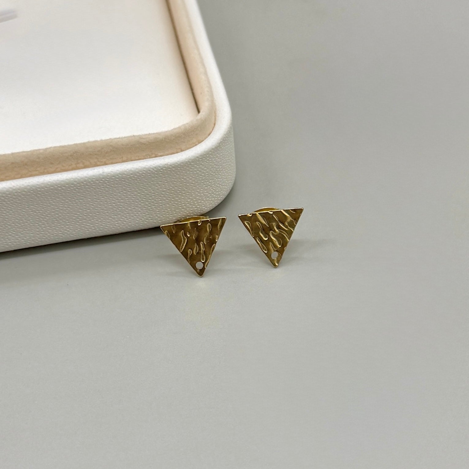 BASE DE ARO | TRIANGULO INVERTIDO CON TEXTURA | ACERO | 12MM
