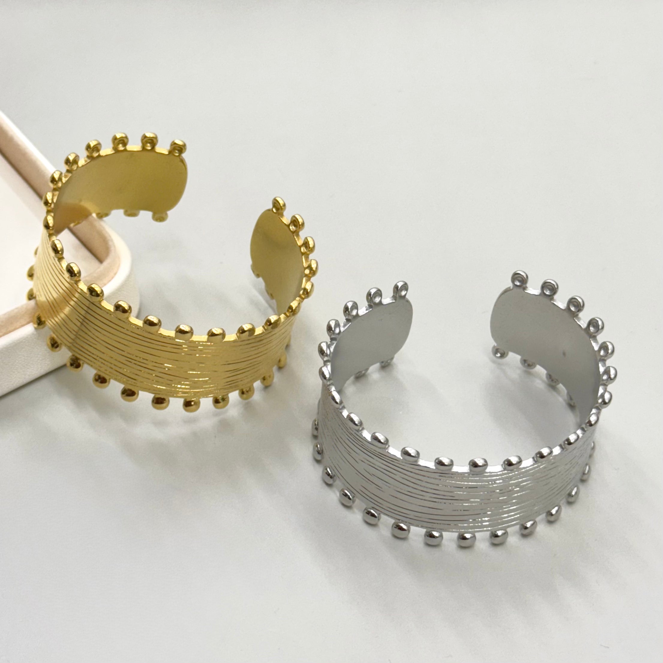 PULSERA RIGIDA |  DISEÑO CENTRAL Y CIRCULOS BORDE