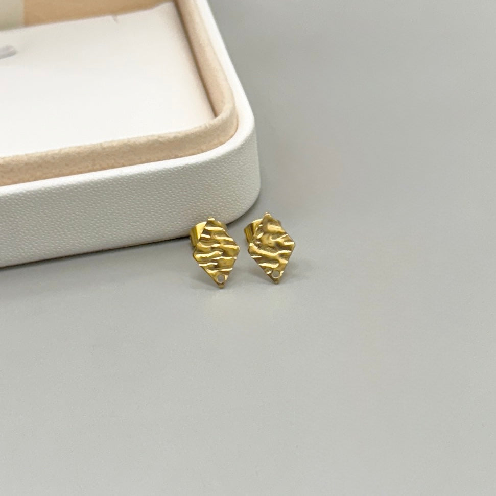 BASE DE ARO | ROMBO CON RELIEVE | ACERO | BAÑO DE ORO 18K | 13MM
