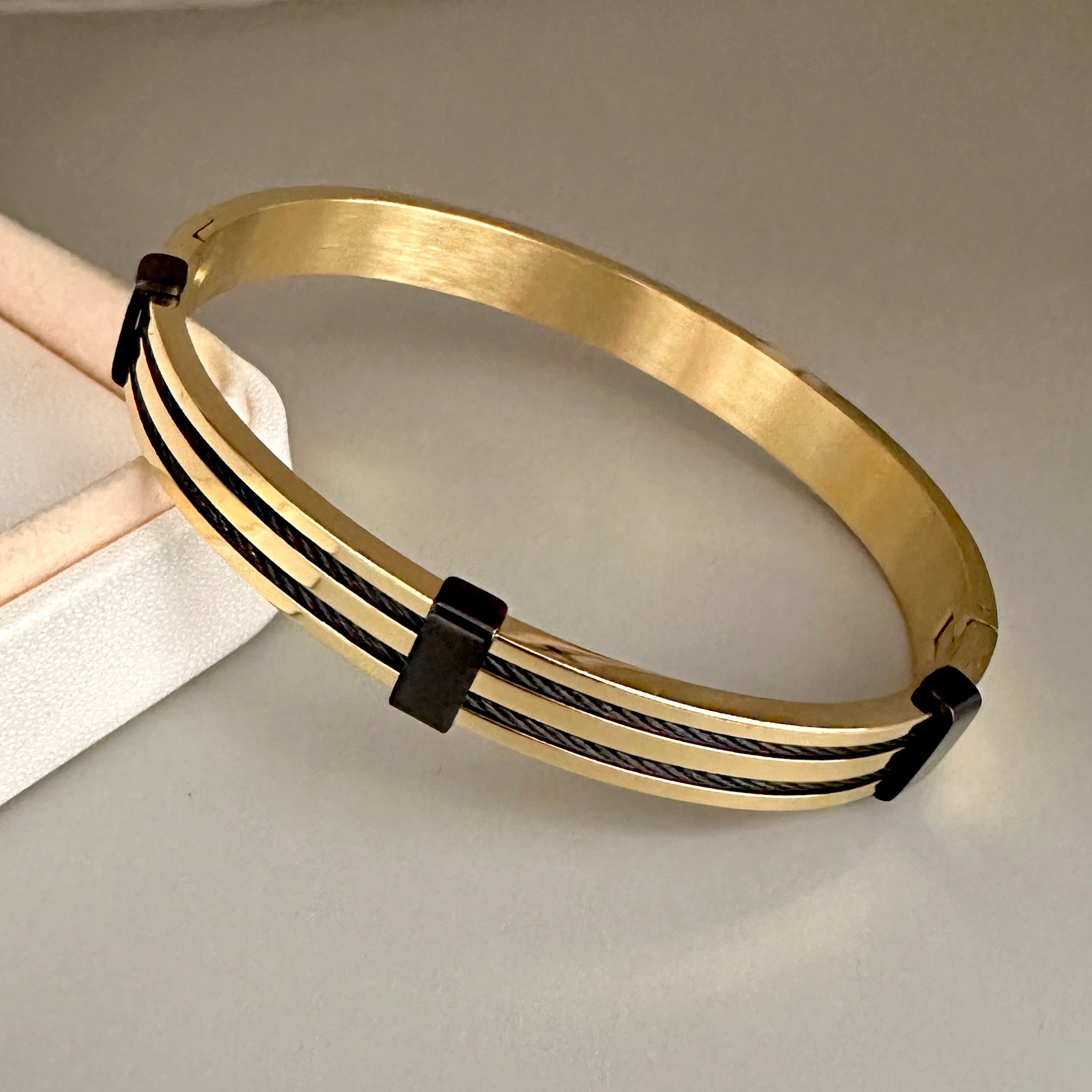 PULSERA RIGIDA | DORADO 2 LINEAS NEGRO