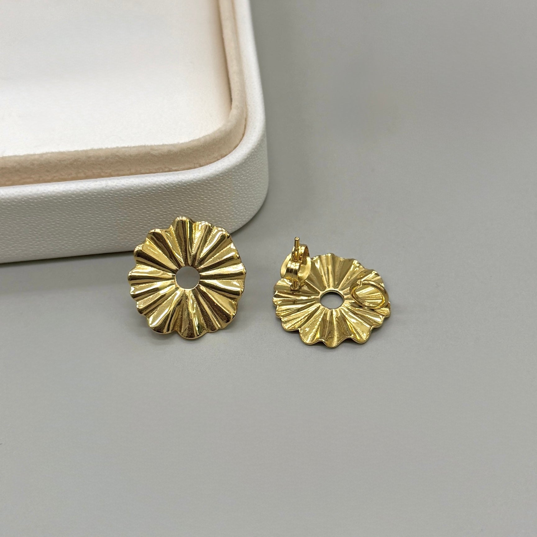 BASE DE ARO | CIRCULO CON AGUJERO DISEÑO | ACERO | BAÑO DE ORO 18K | 18MM