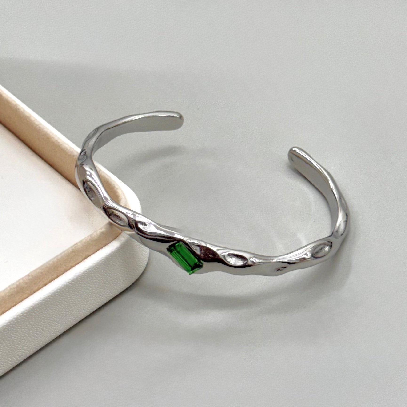 PULSERA RIGIDA | IRREGULAR CON STRASS VERDE
