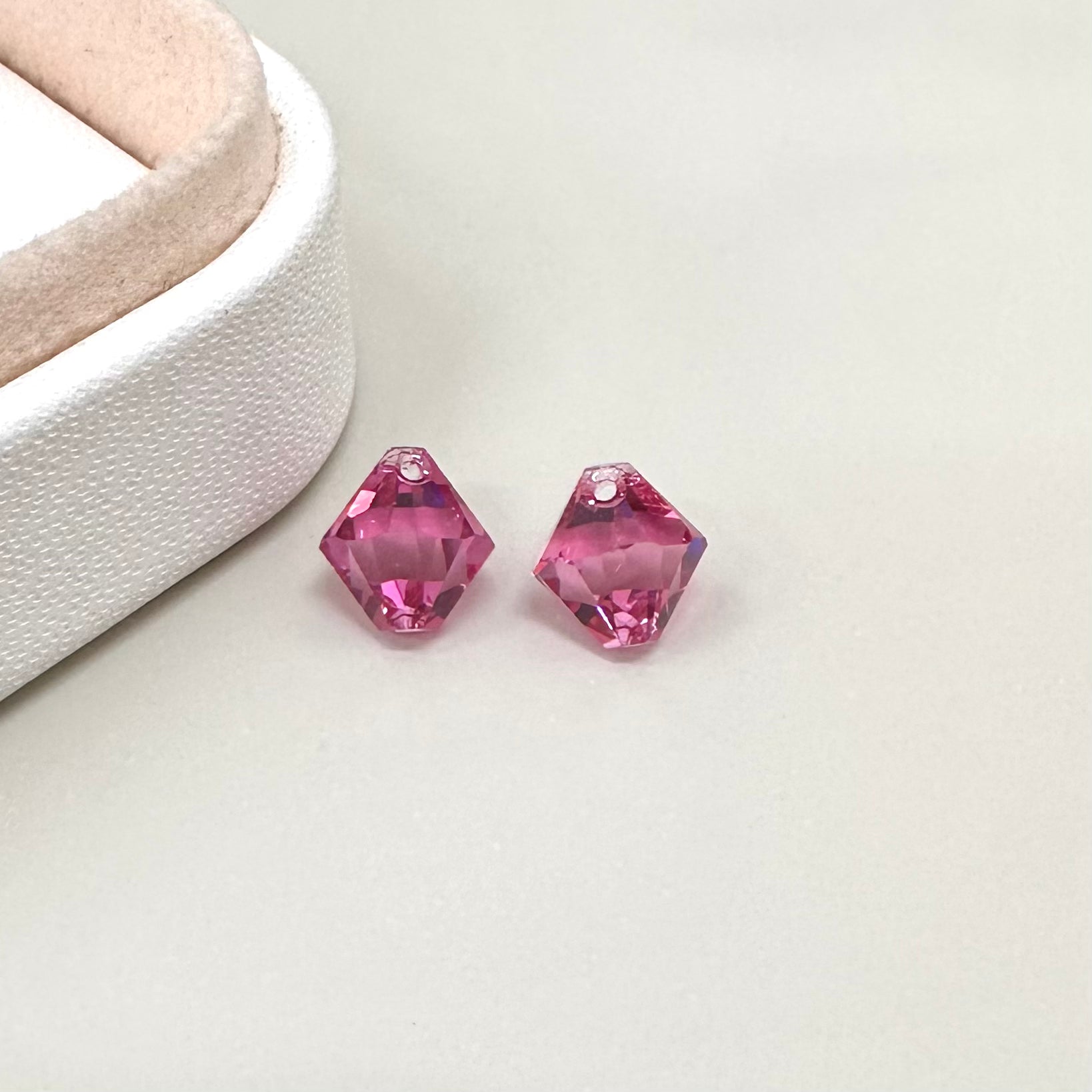 COLGANTE SWAROVSKI | TRIANGULO FUCSIA TRASLUCIDO | 8.7MM