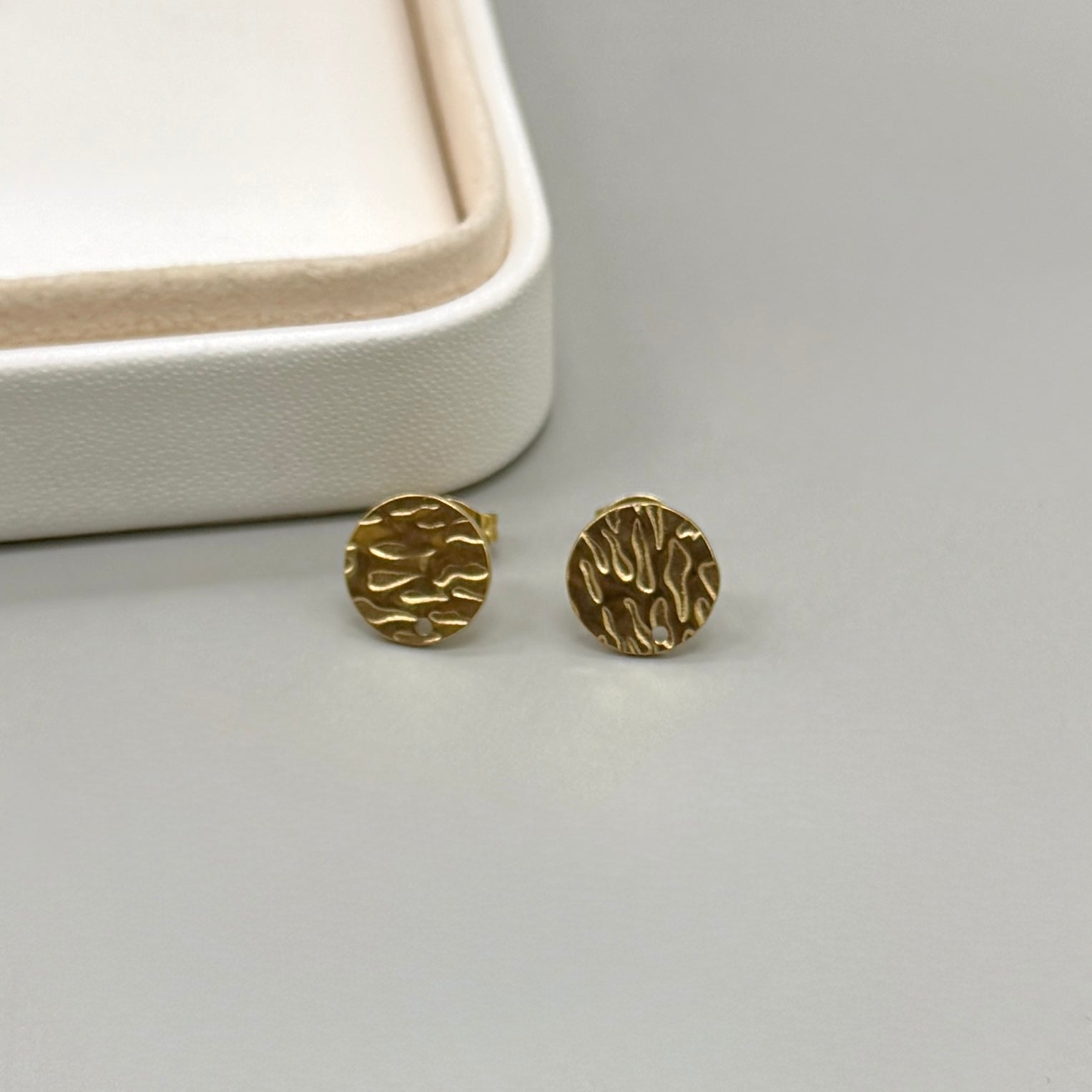 BASE DE ARO | CIRCULO CON TEXTURA | ACERO | BAÑO DE ORO 18K | 10MM