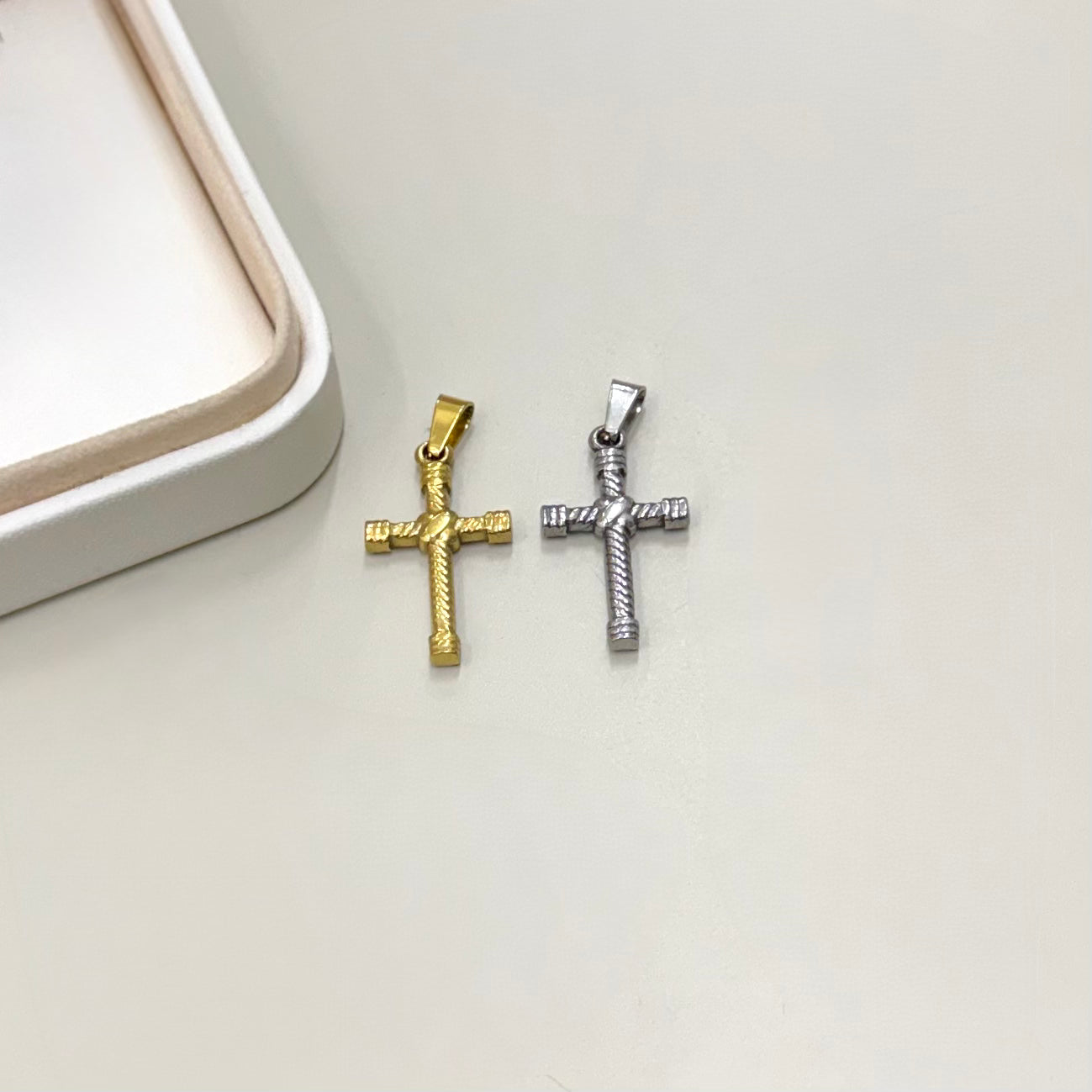 COLGANTE RELIGIOSO | CRUZ DISEÑO TRENZADO