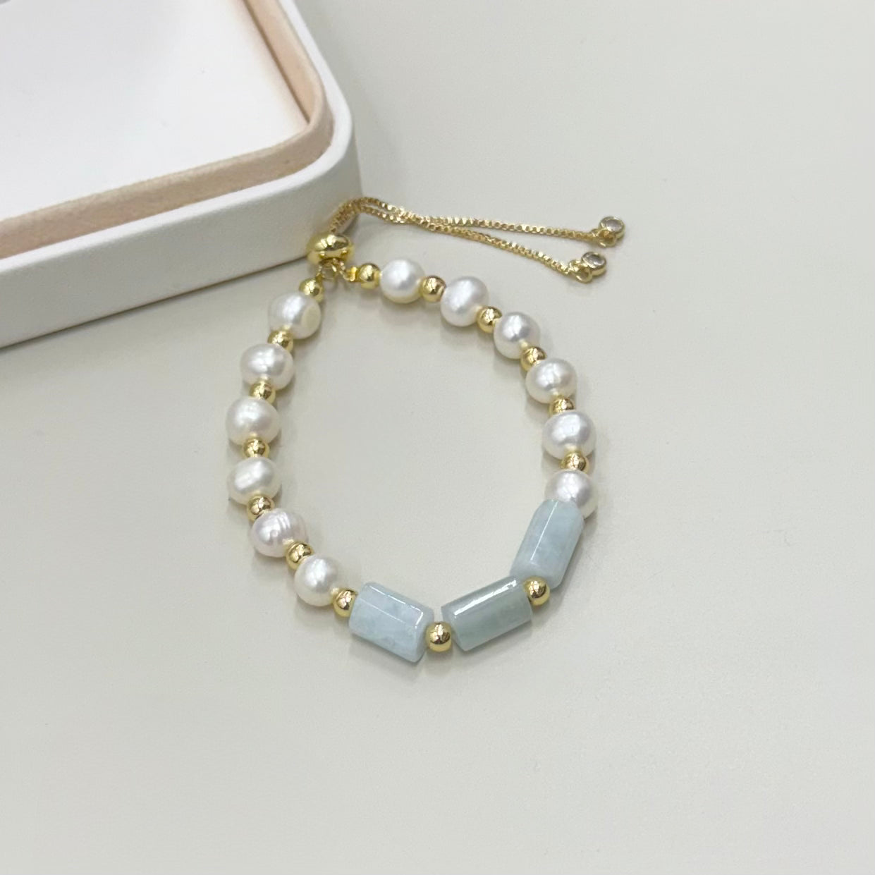PULSERA PERLA DE RIO Y PIEDRA NATURAL