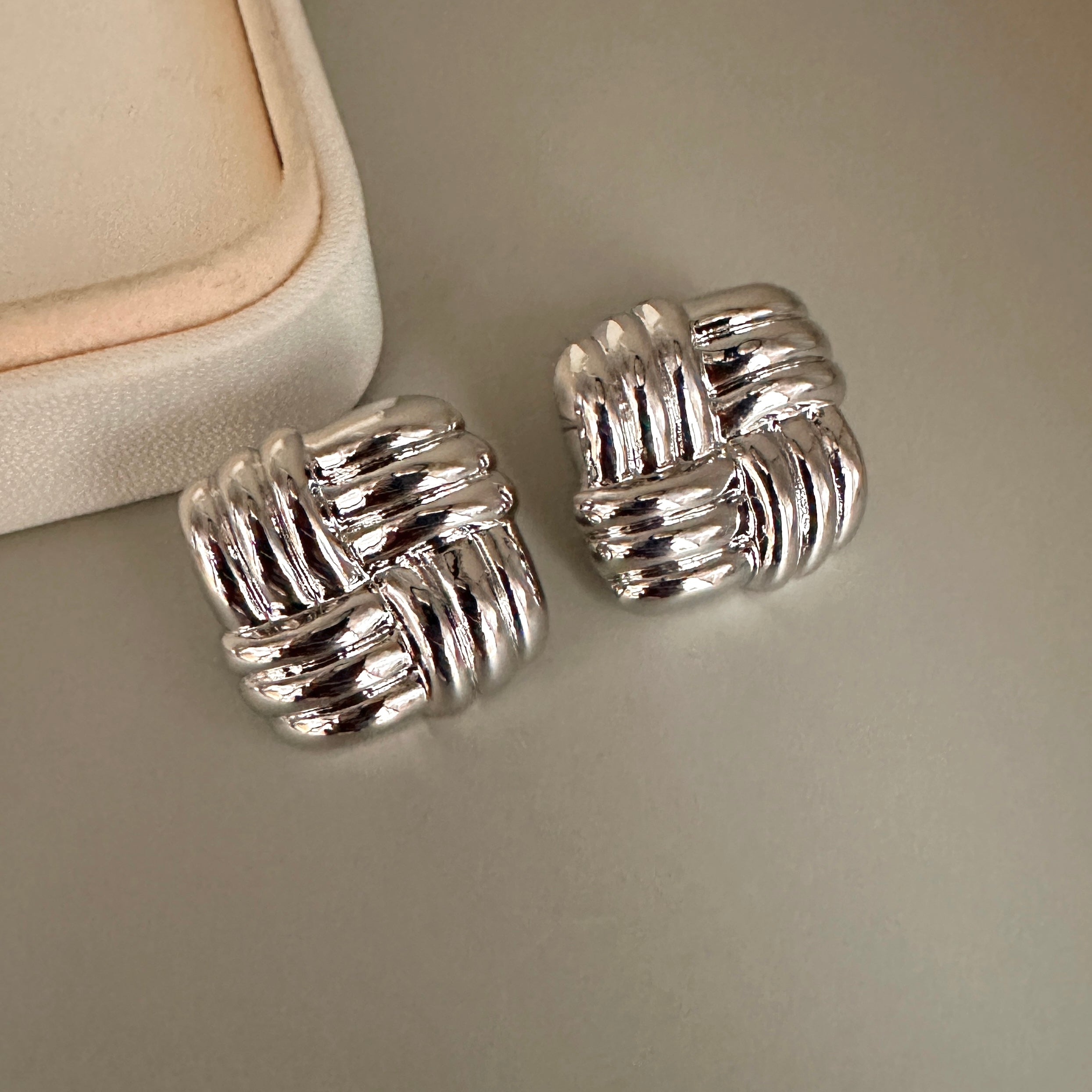 AROS | CUADRADO CON LINEAS