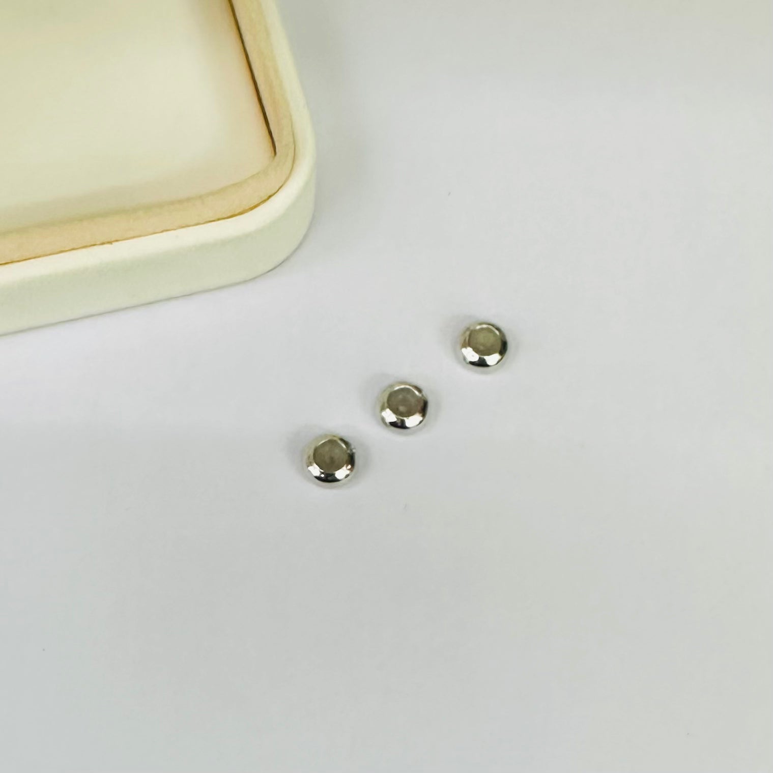 BROCHE GOMA INTERNA | BAÑO DE RODIO | 4 UND