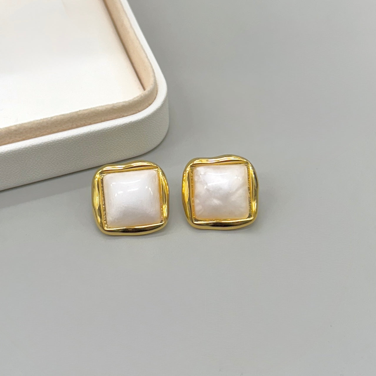 AROS | CUADRADO CENTRO NACARADO| DORADO 15X15MM