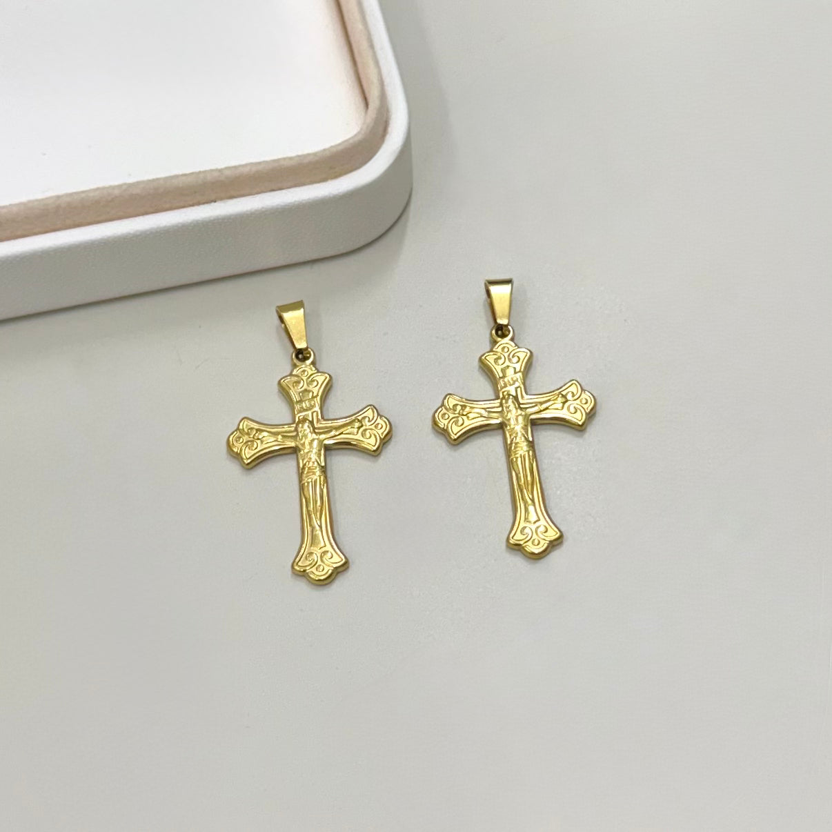 COLGANTE RELIGIOSO | CRUZ DISEÑO CON JESUS | BAÑO DE ORO