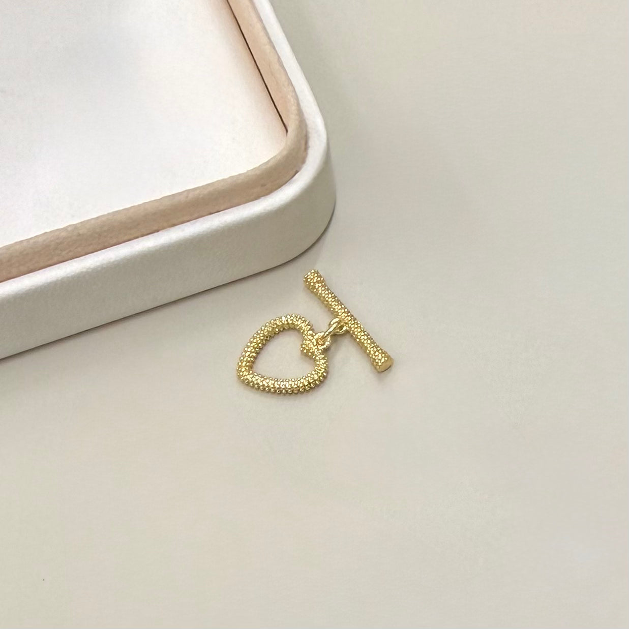 BROCHE OT | CORAZON TEXTURA | BAÑO DE ORO