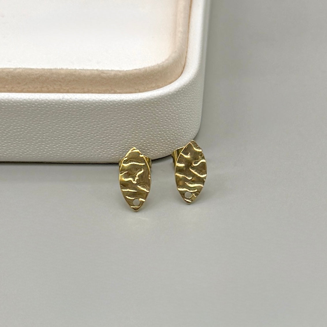 BASE DE ARO | OVALO CON RELIEVE | ACERO | BAÑO DE ORO 18K | 15MM