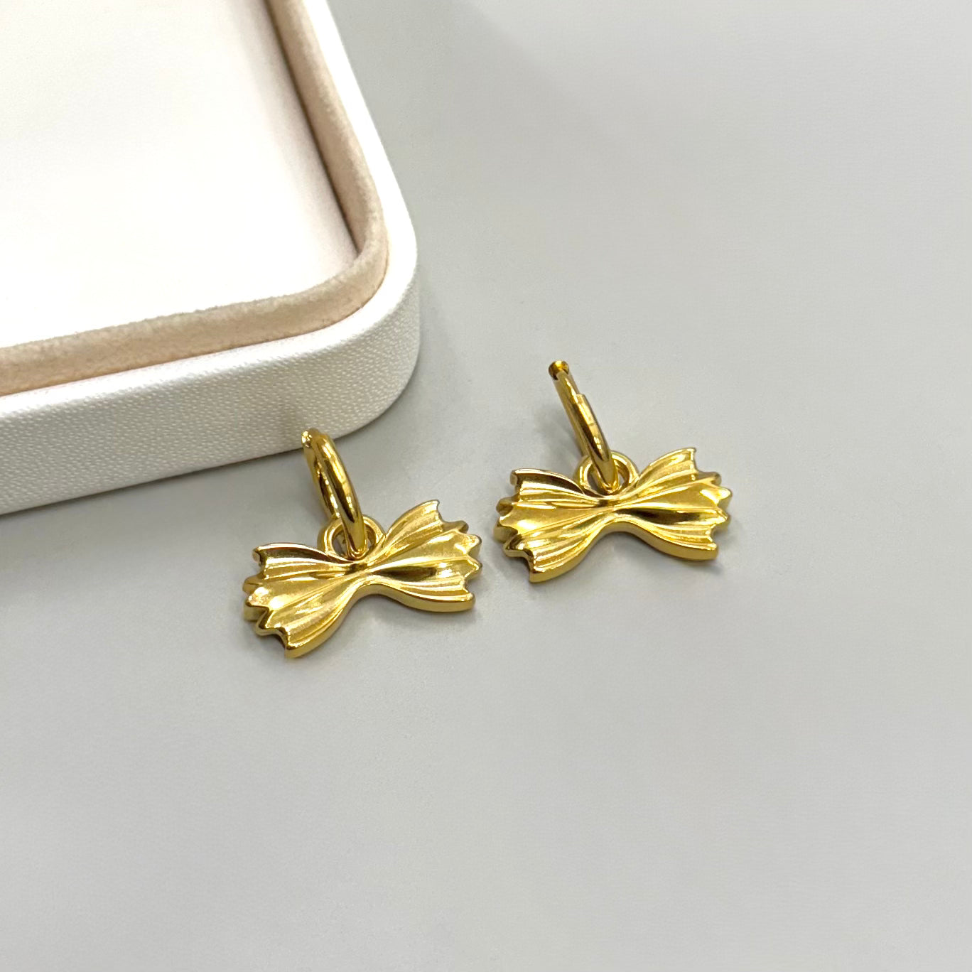 AROS | ARGOLLA CON COLGANTE DISEÑO CORBATIN