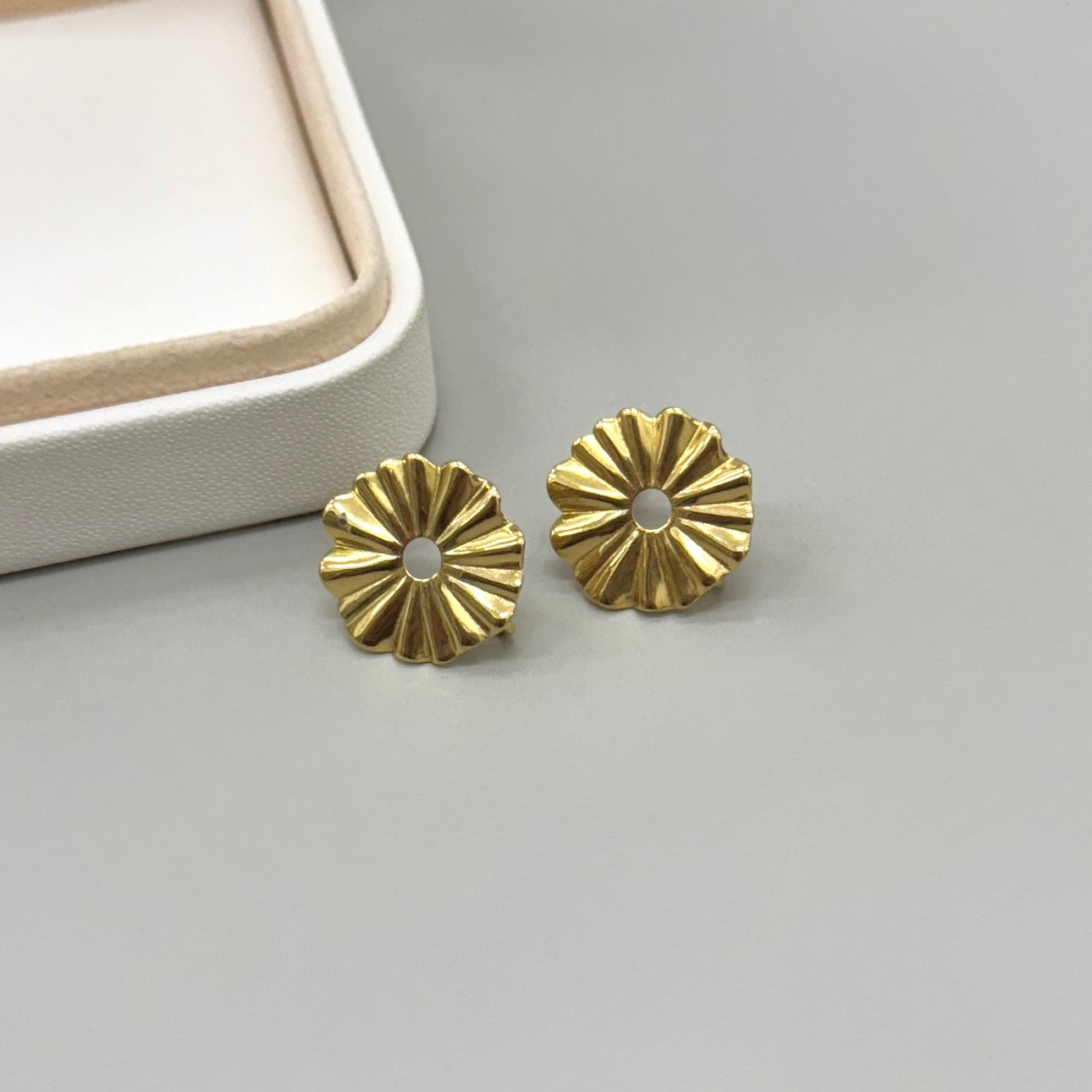 BASE DE ARO | CIRCULO CON AGUJERO DISEÑO | ACERO | BAÑO DE ORO 18K | 18MM