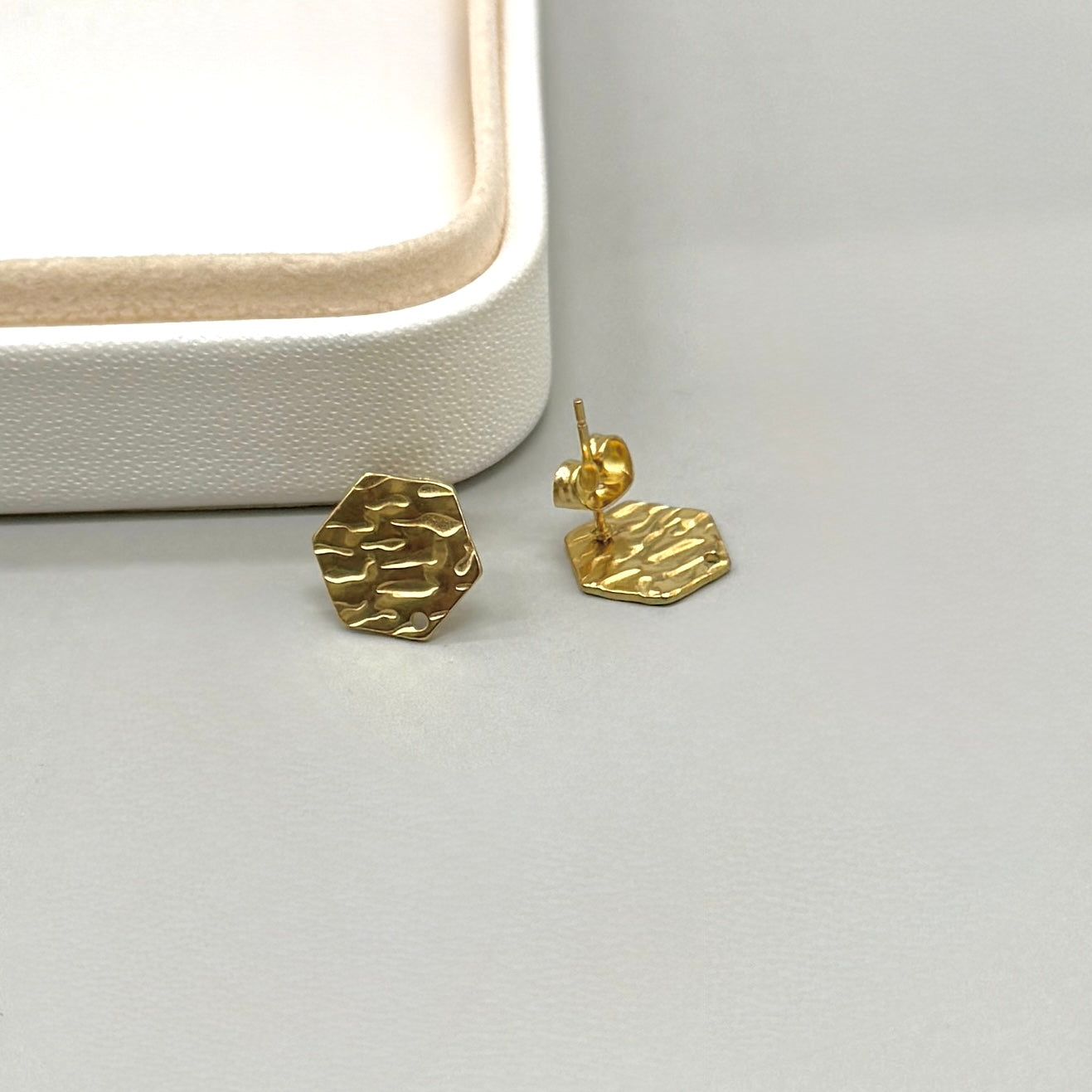 BASE DE ARO | HÉXAGONO CON RELIEVE | ACERO | BAÑO DE ORO 18K | 15MM