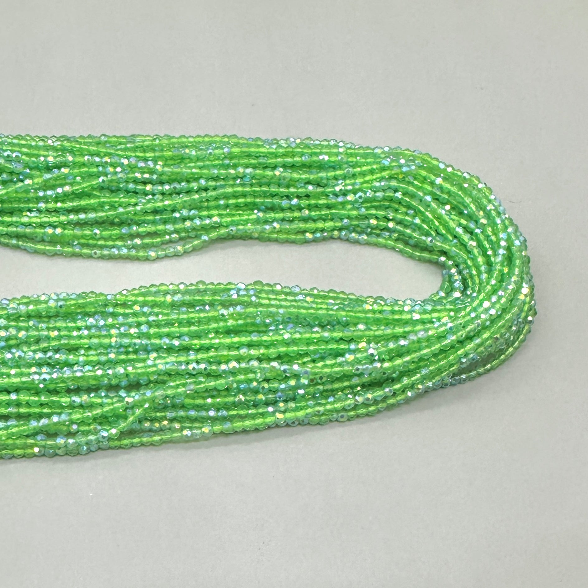 CRISTALES MINERALES FACETADO | VERDE MEDIO TRASLUCIDO TORNASOL