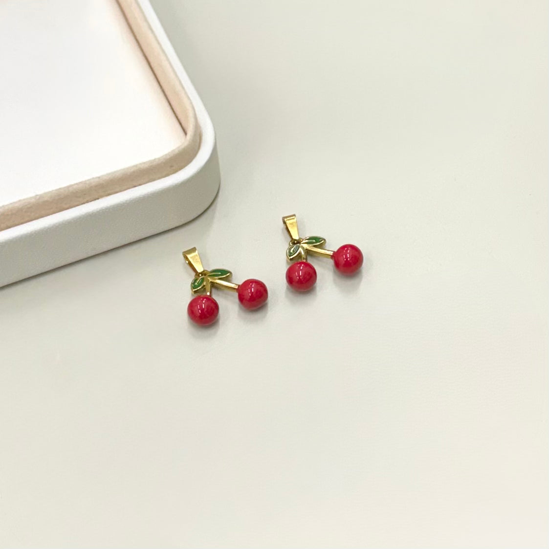 COLGANTE CHERRY ESMALTADO | BAÑO DE ORO