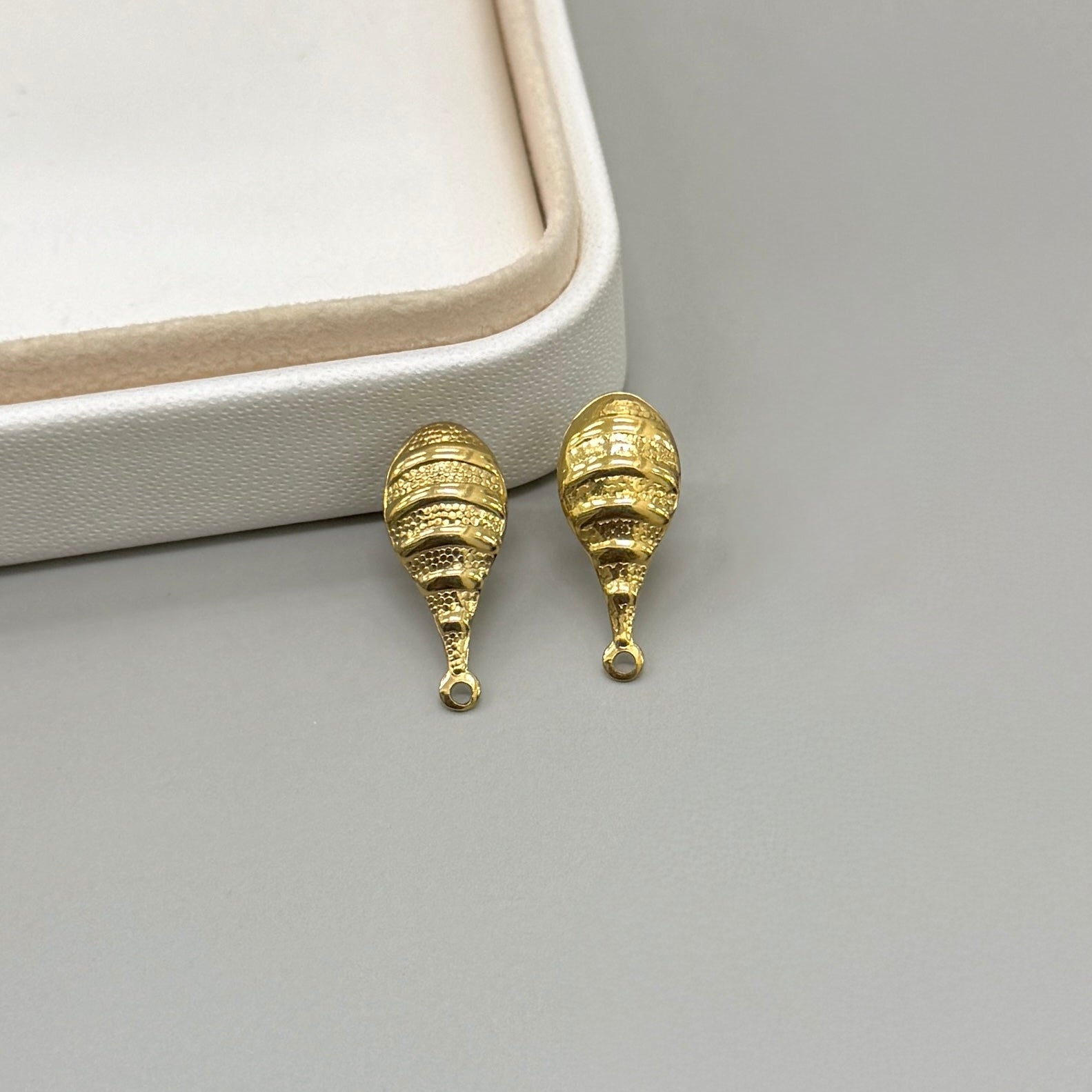 BASE DE ARO | GOTA ALARGADA INVERTIDA | ACERO | BAÑO DE ORO 18K | 22MM