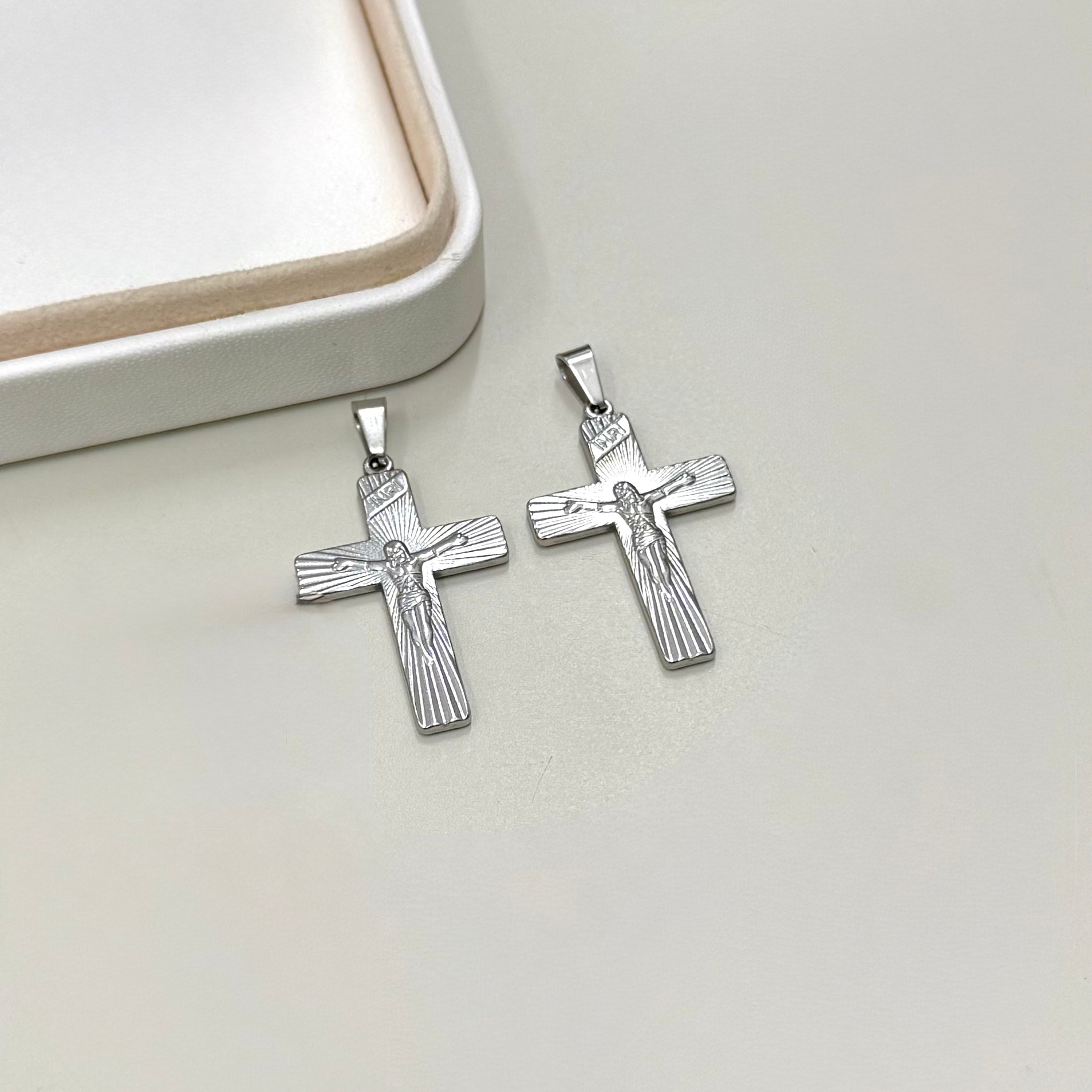 COLGANTE RELIGIOSO | CRUZ CON JESUS | BAÑO DE ORO