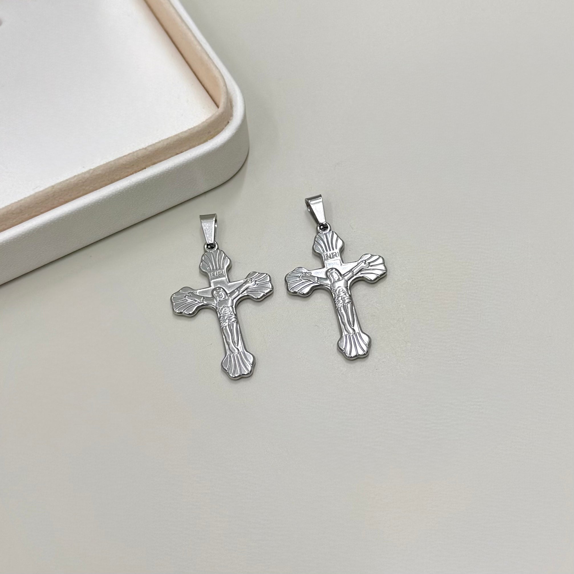 COLGANTE RELIGIOSO | CRUZ DISEÑO CON JESUS | BAÑO DE ORO