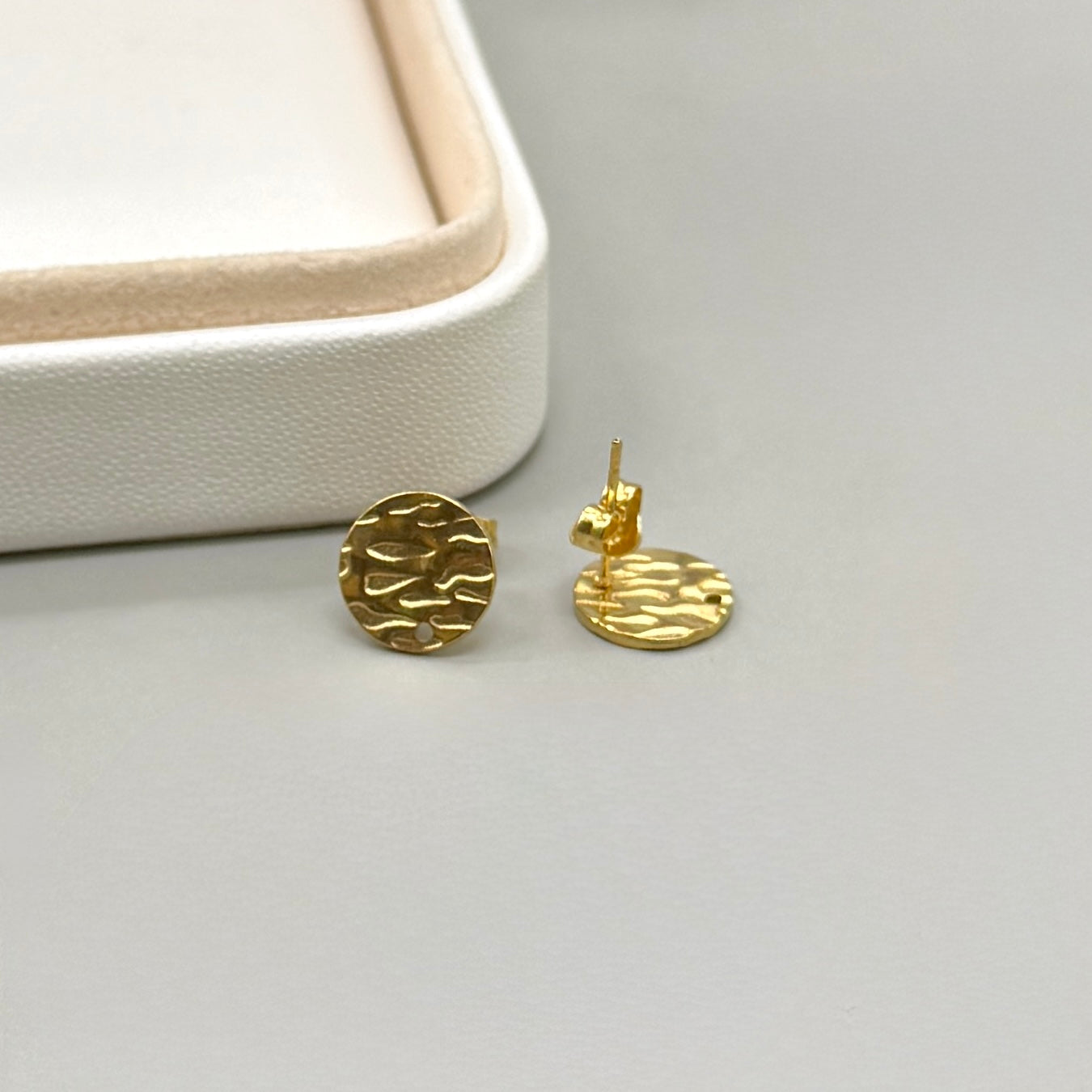BASE DE ARO | CIRCULO CON TEXTURA | ACERO | BAÑO DE ORO 18K | 10MM