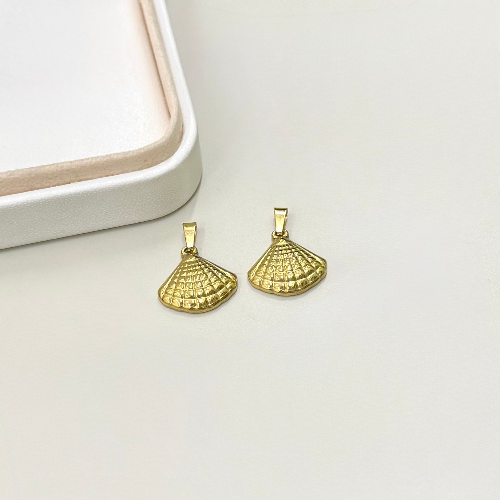 COLGANTE CONCHITA | CUADROS | BAÑO DE ORO