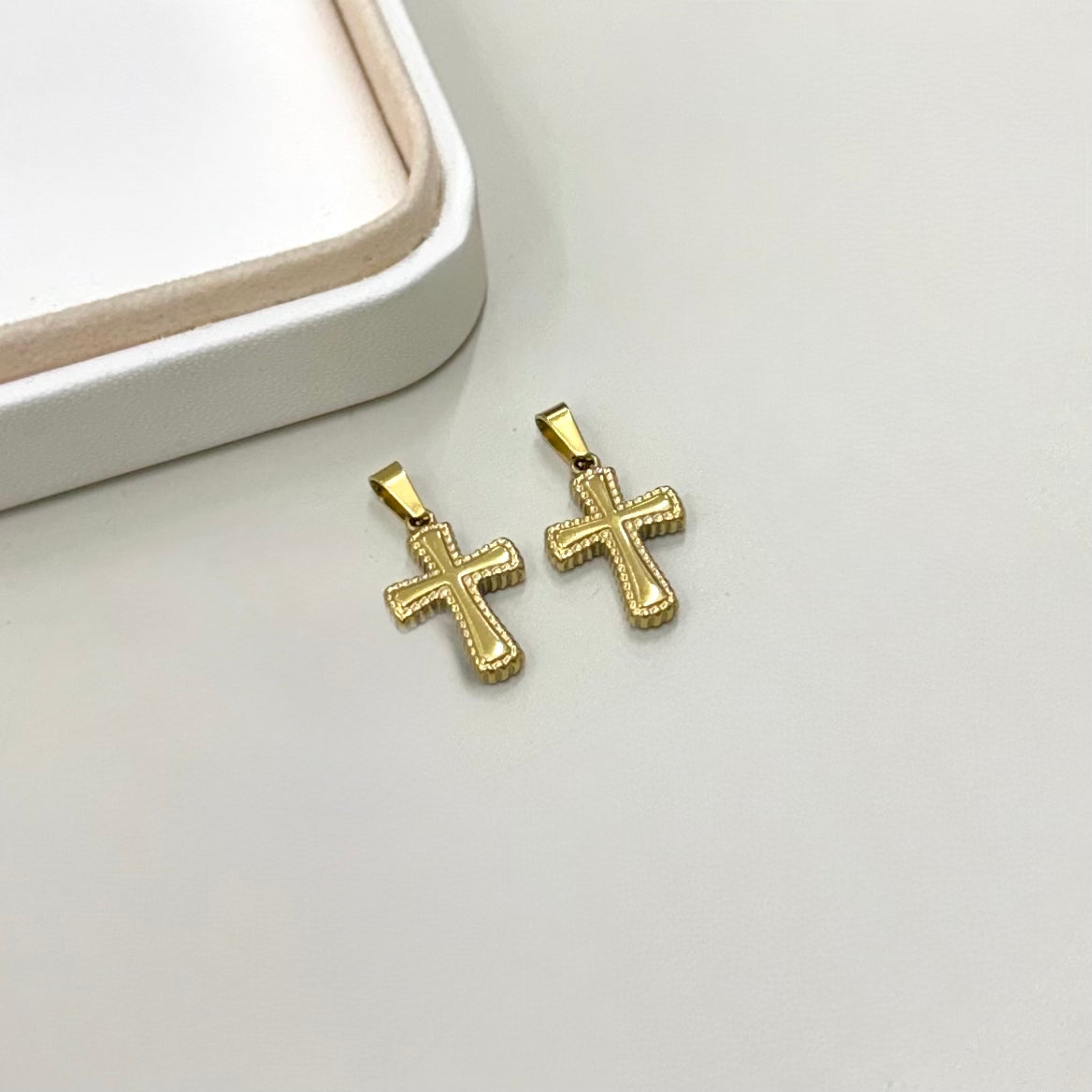 COLGANTE RELIGIOSO | CRUZ DISEÑO CON PUNTOS | BAÑO DE ORO