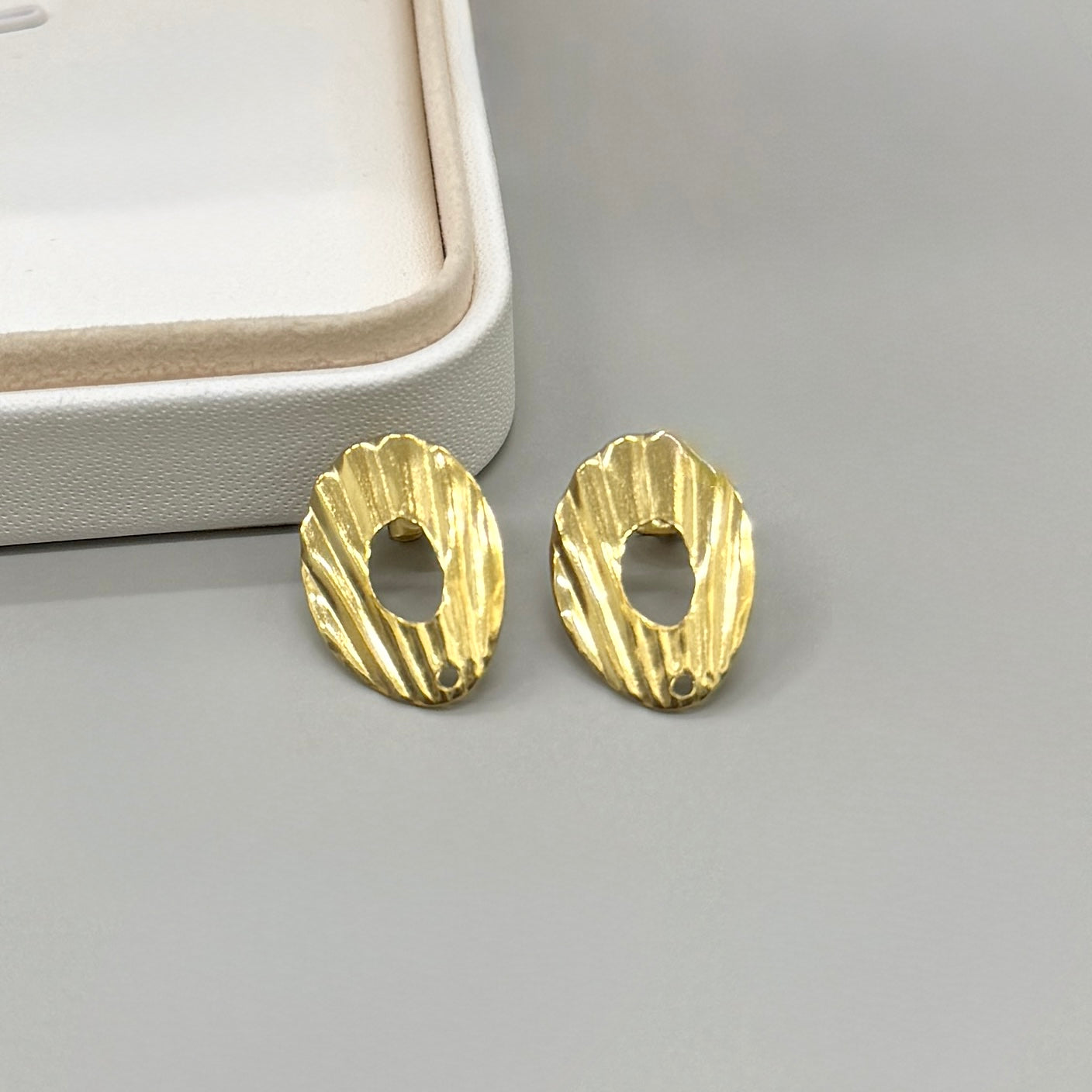 BASE DE ARO | OVALADO CON AGUJERO DISEÑO | ACERO | BAÑO DE ORO 18K | 23MM