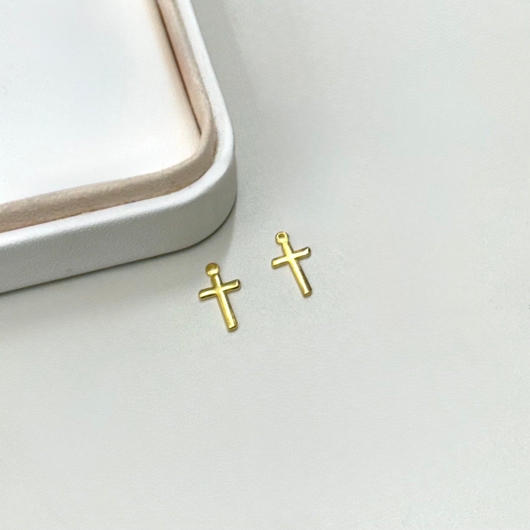 CRUZ | 13.4MM X 7MM | BAÑADO EN ORO 24