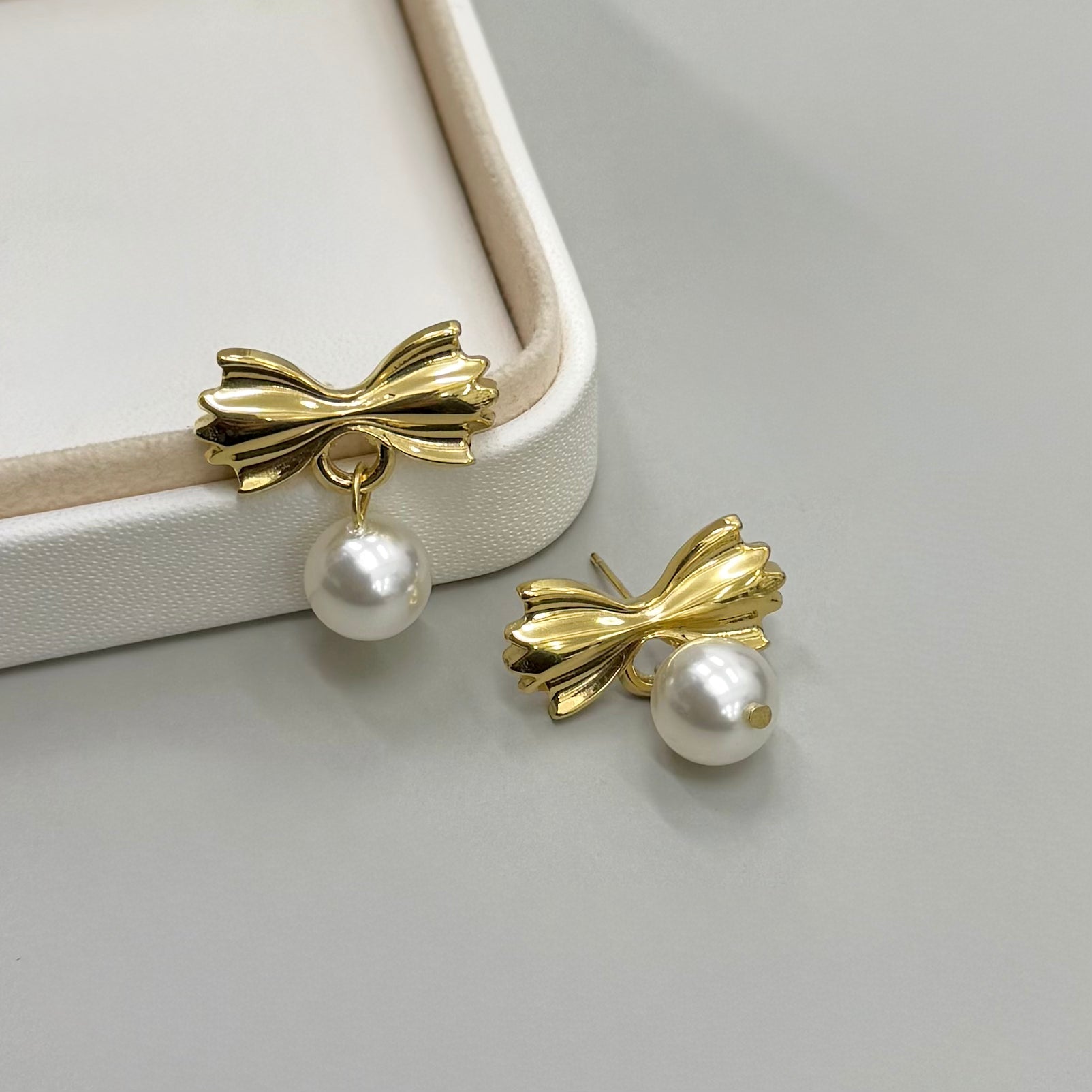 AROS | DISEÑO CORBATIN CON COLGANTE DE PERLA