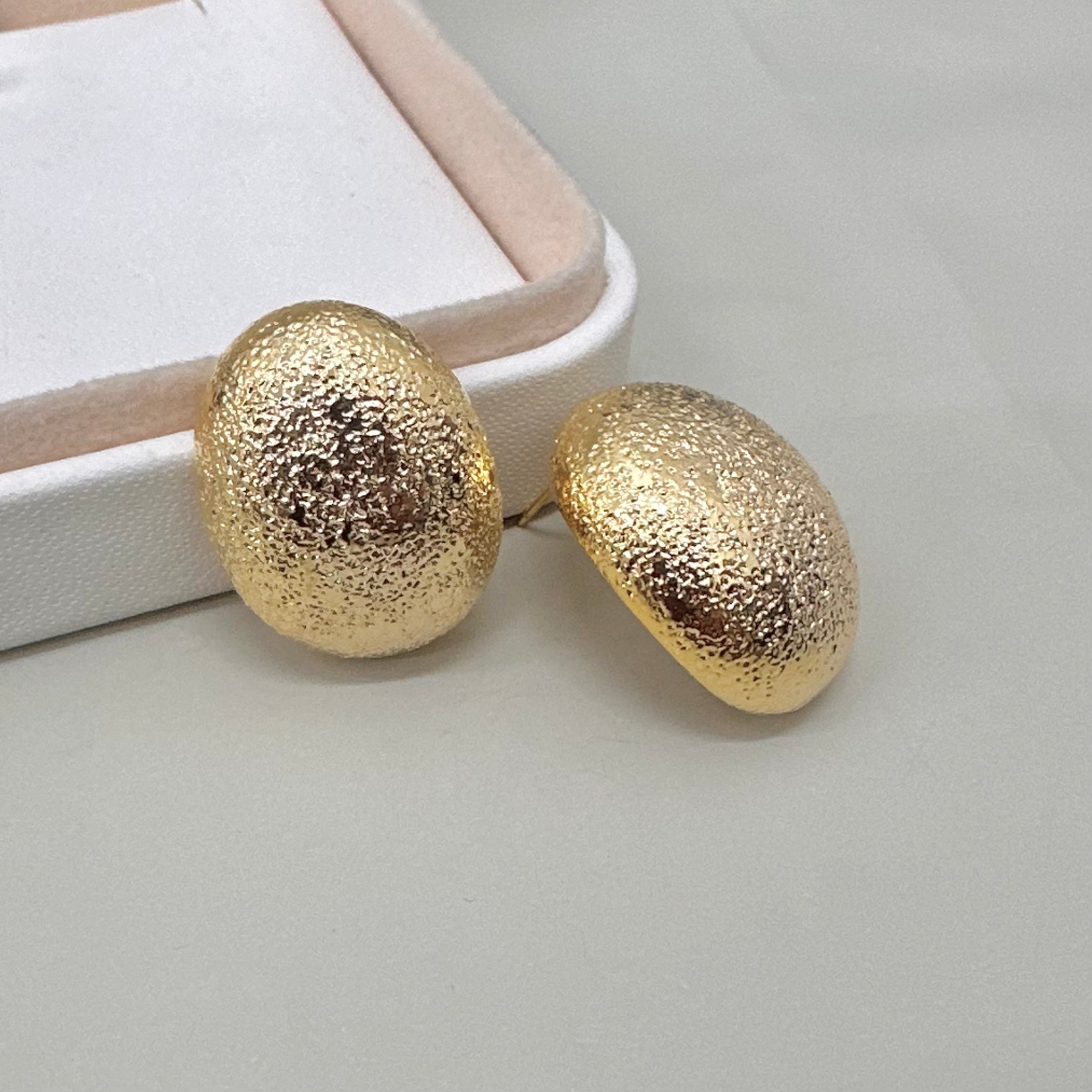 AROS  BAÑO DE ORO | ESFERA OBLICUA RUGOSA | 32MM X 22MM