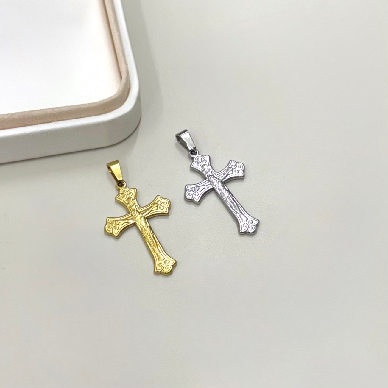 COLGANTE RELIGIOSO | CRUZ DISEÑO CON JESUS | BAÑO DE ORO