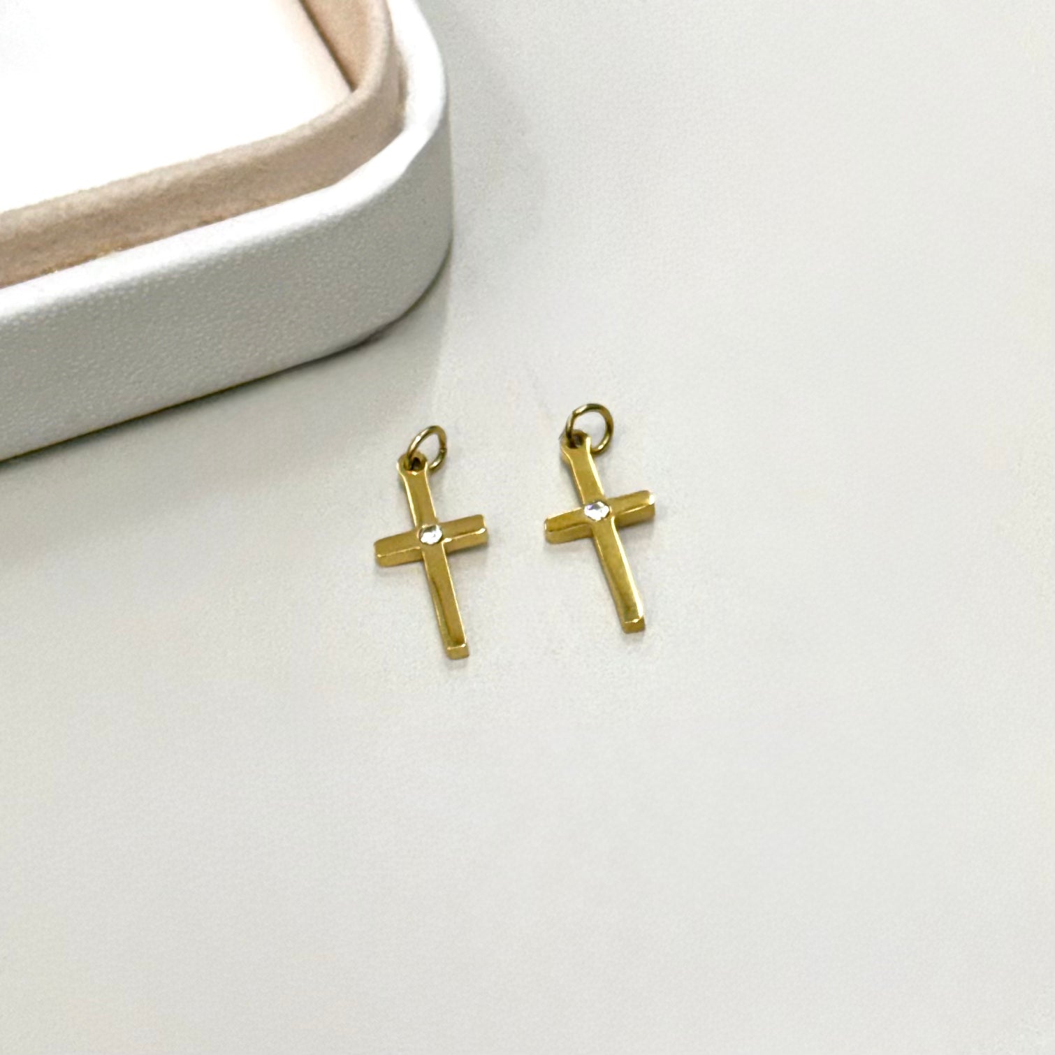 COLGANTE RELIGIOSO | CRUZ | BAÑO DE ORO Y UN CIRCON