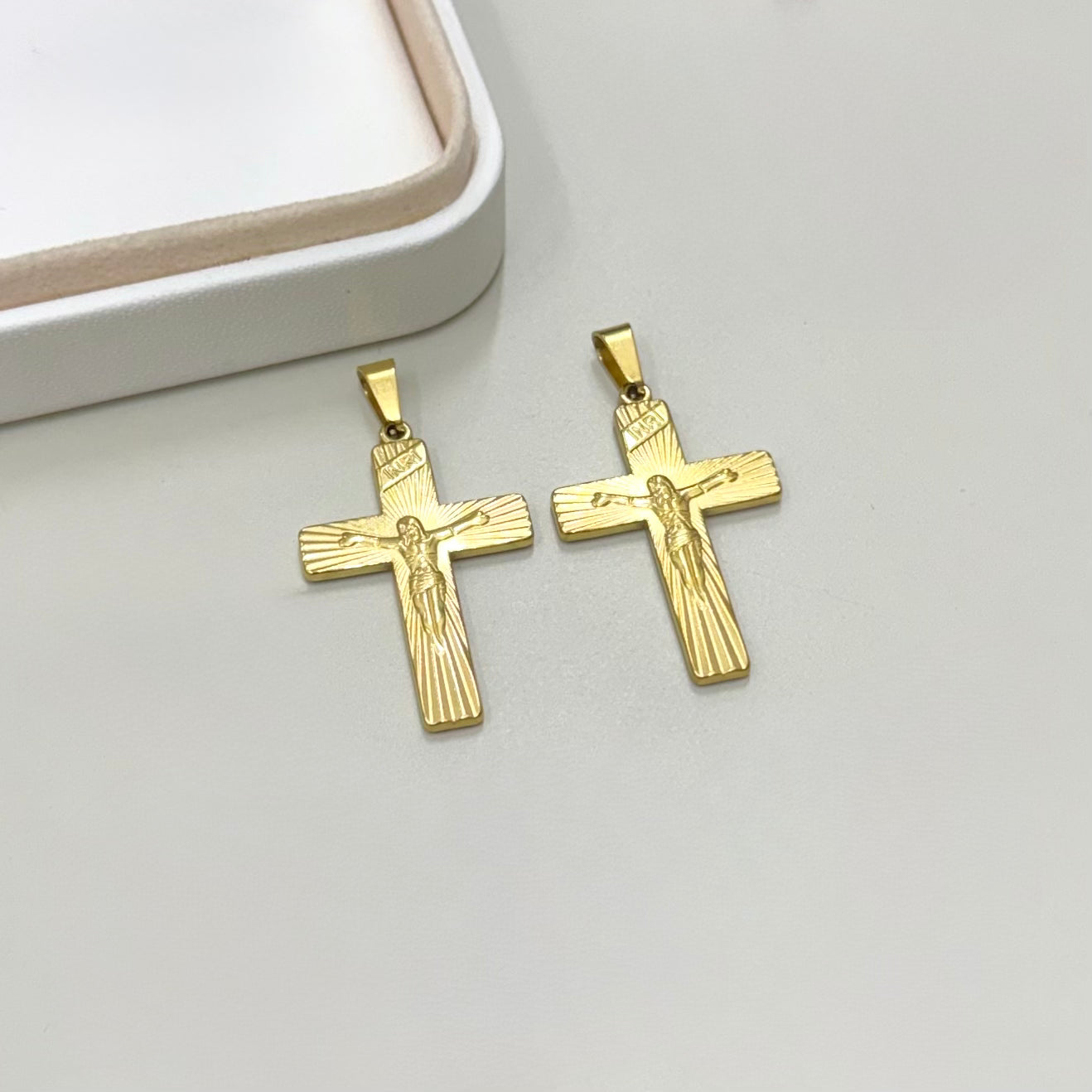 COLGANTE RELIGIOSO | CRUZ CON JESUS | BAÑO DE ORO