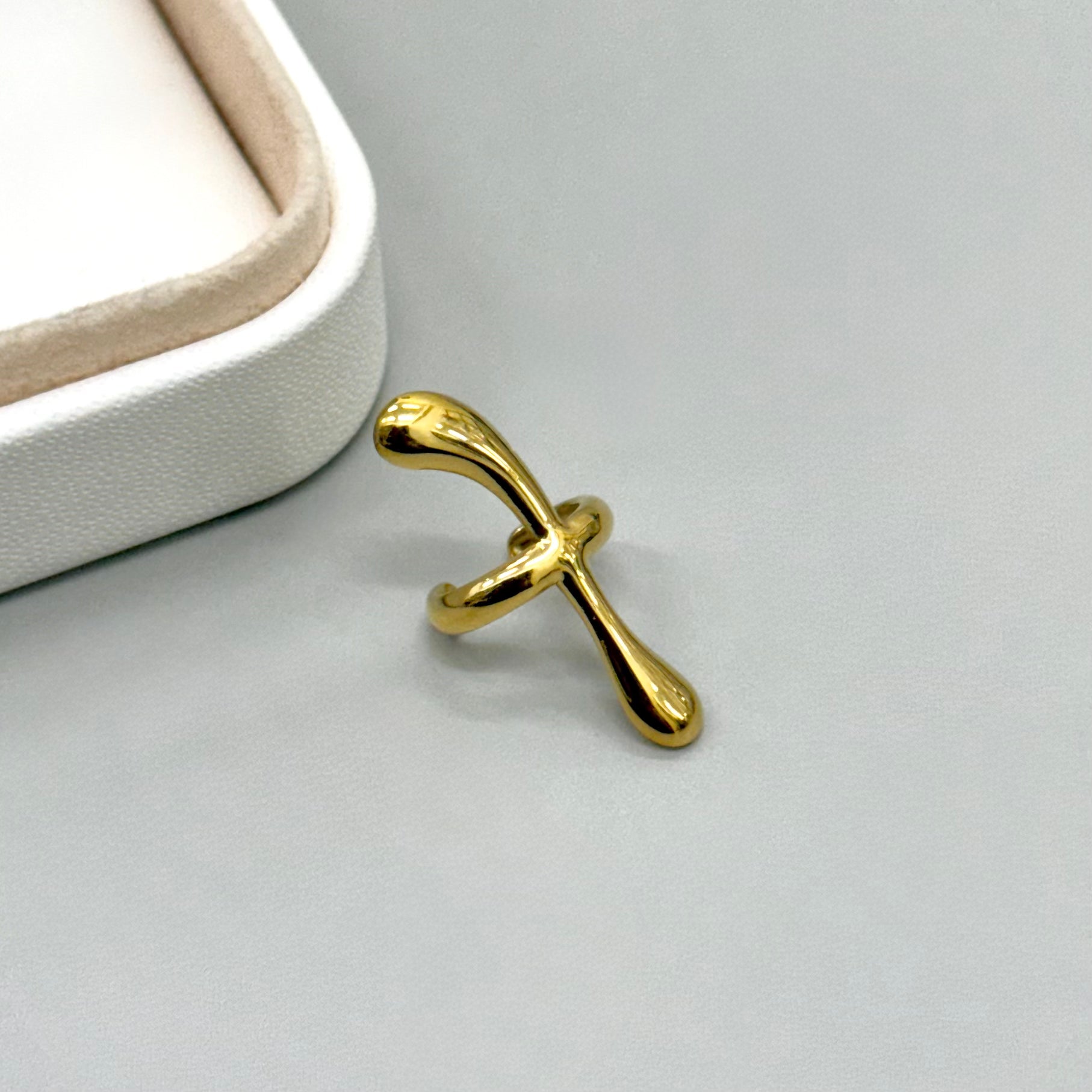 EAR CUFF CURVA DORADA ABSTRACTA| BAÑO DE ORO 18K