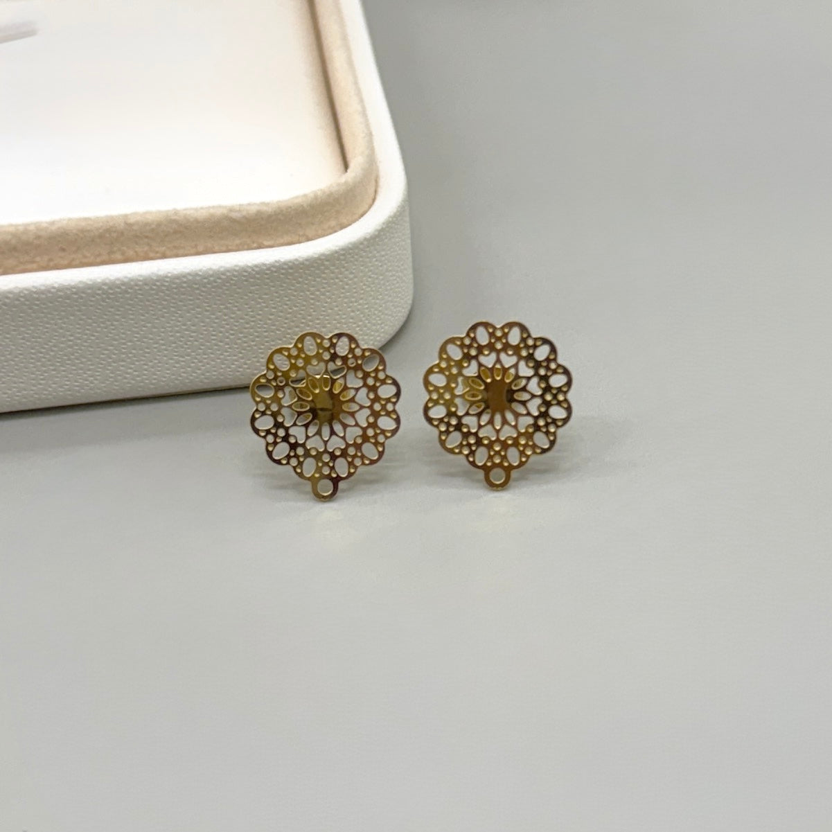 BASE DE ARO | MANDALA FLOR CALADA | ACERO | BAÑO DE ORO 18K | 16MM