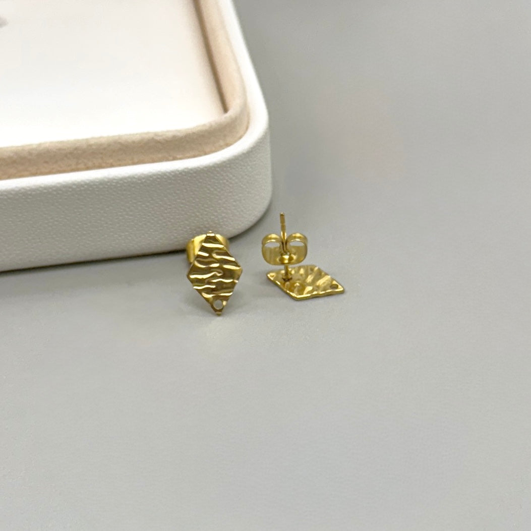 BASE DE ARO | ROMBO CON RELIEVE | ACERO | BAÑO DE ORO 18K | 13MM