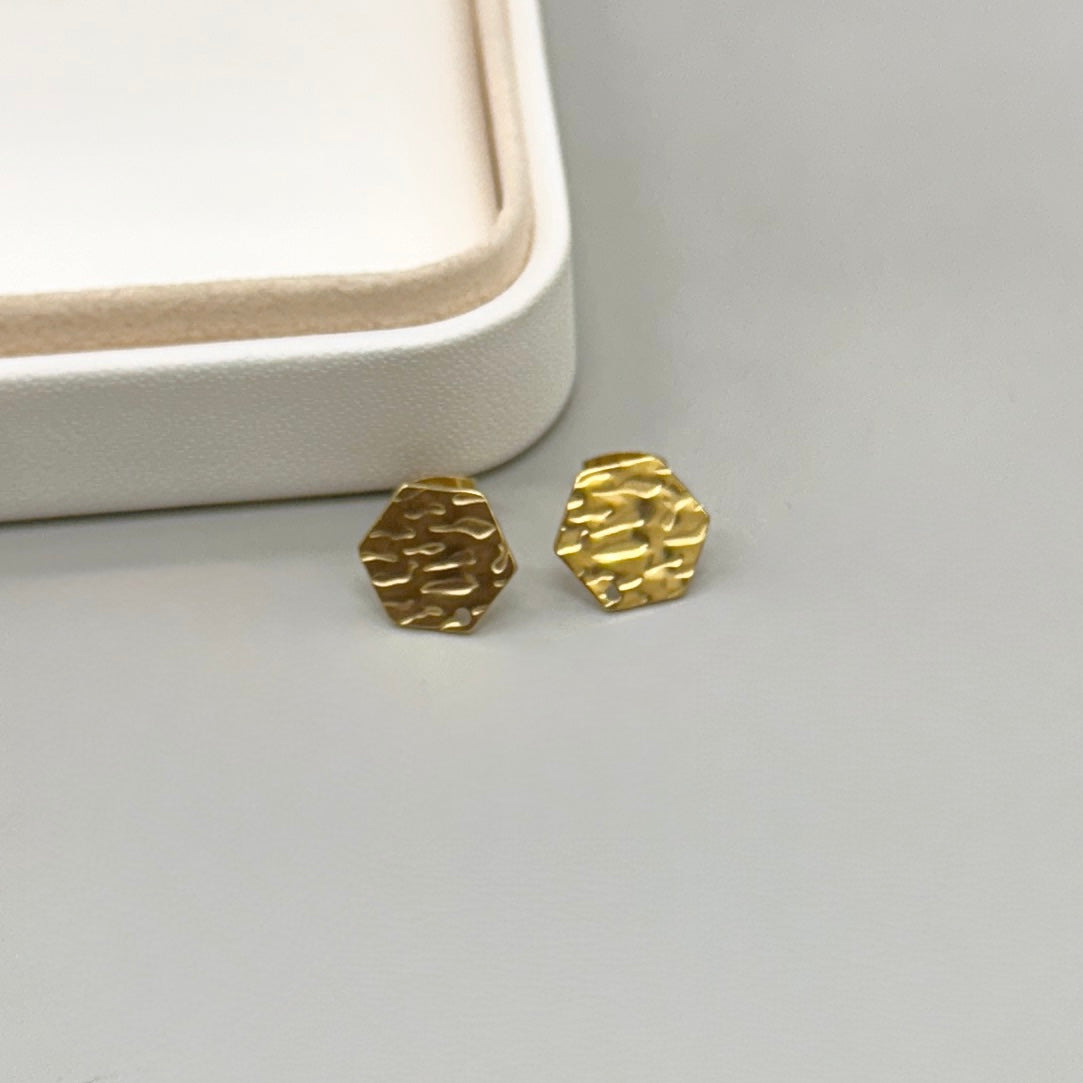 BASE DE ARO | HÉXAGONO CON RELIEVE | ACERO | BAÑO DE ORO 18K | 15MM