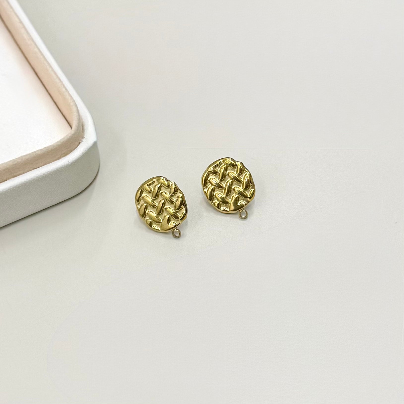 BASE DE ARO | REDONDO CON RELIEVE| BAÑO DE ORO 18K | 18MM