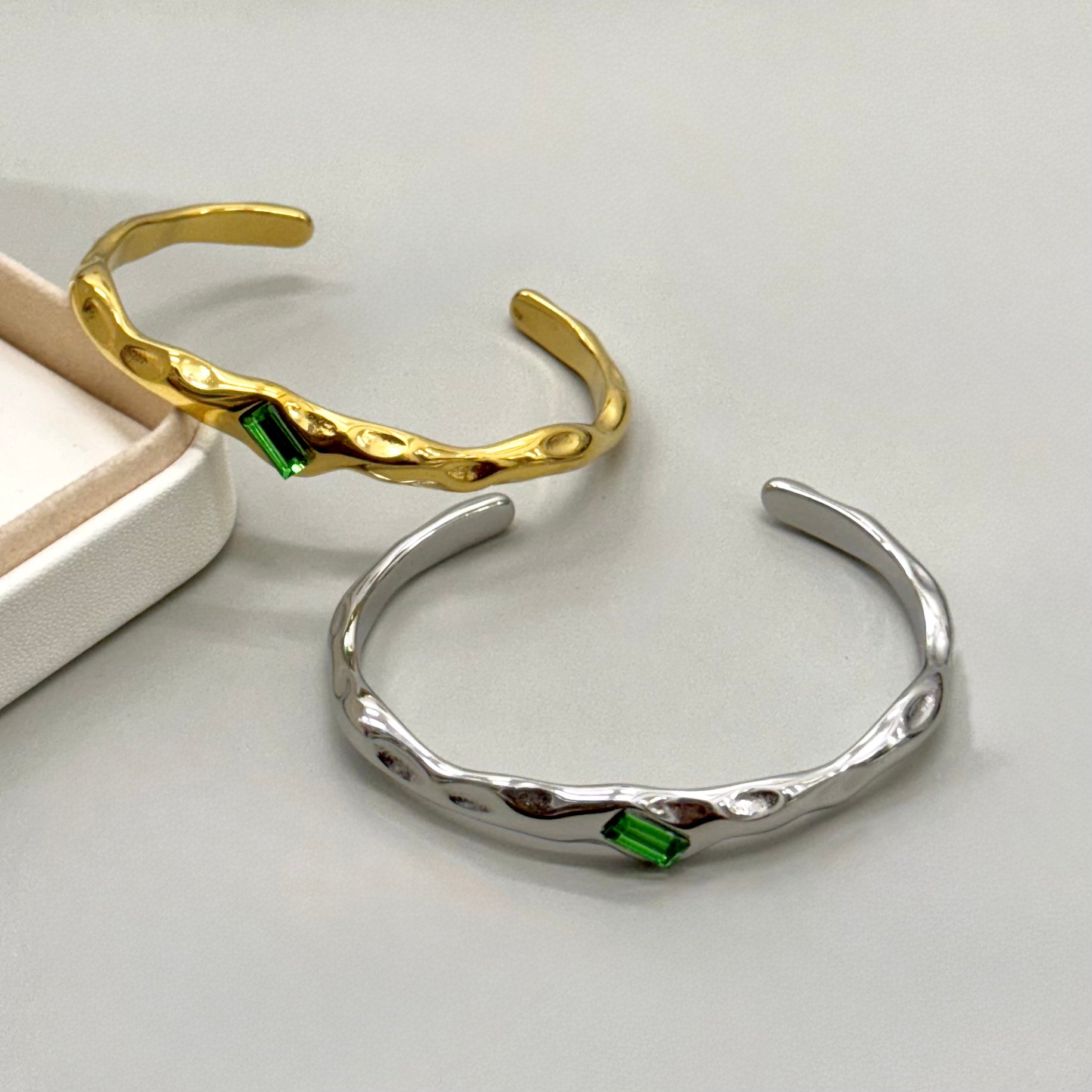 PULSERA RIGIDA | IRREGULAR CON STRASS VERDE