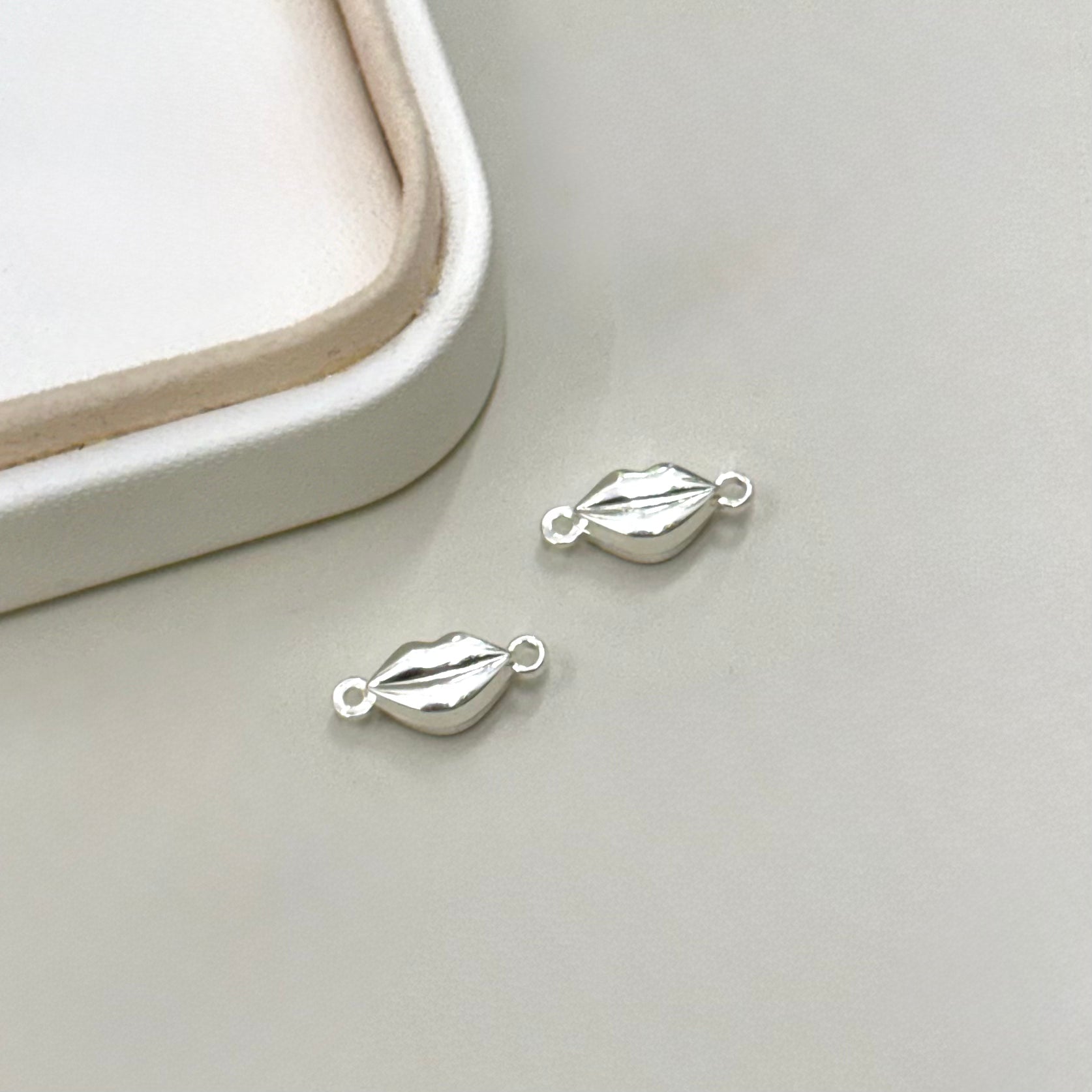 BROCHE IMAN | LABIOS | BAÑO DE ORO