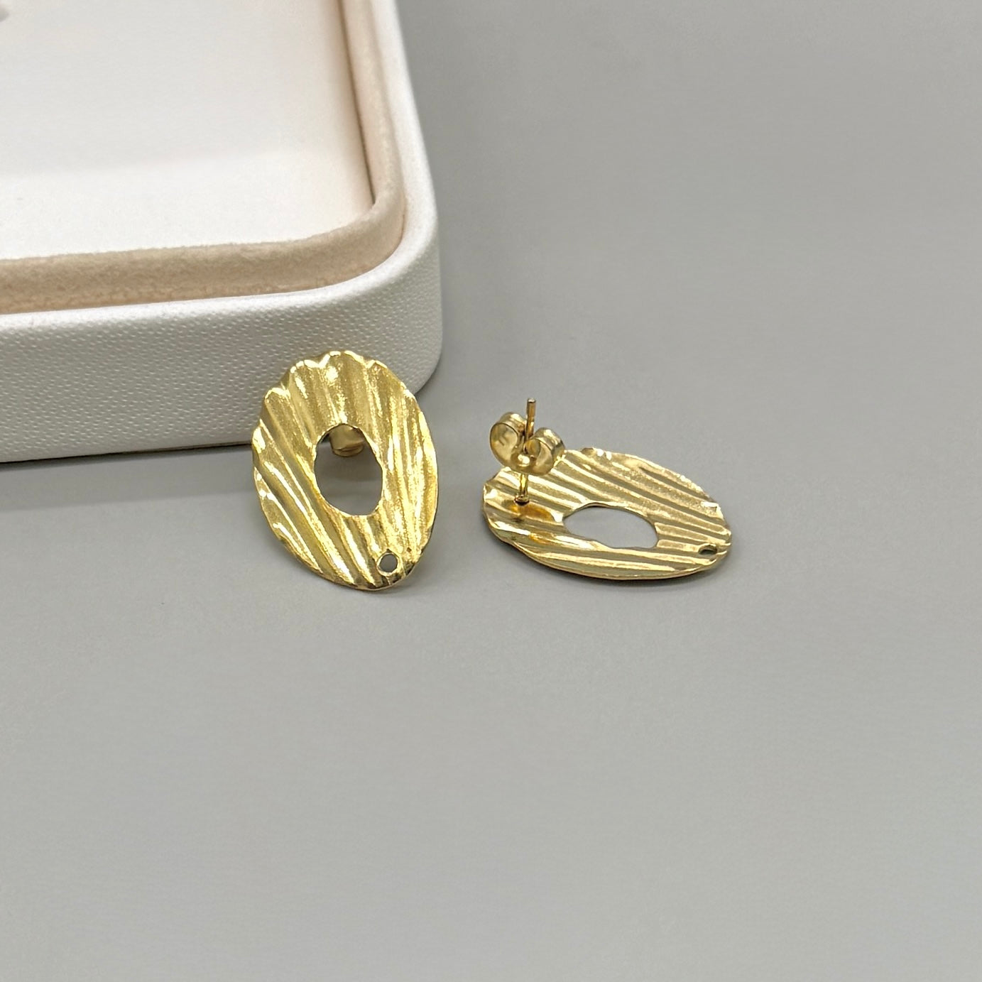 BASE DE ARO | OVALADO CON AGUJERO DISEÑO | ACERO | BAÑO DE ORO 18K | 23MM