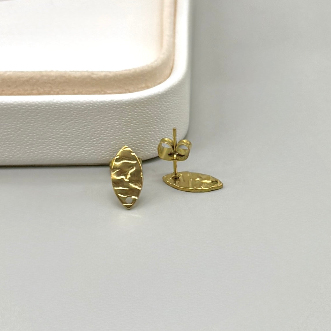 BASE DE ARO | OVALO CON RELIEVE | ACERO | BAÑO DE ORO 18K | 15MM