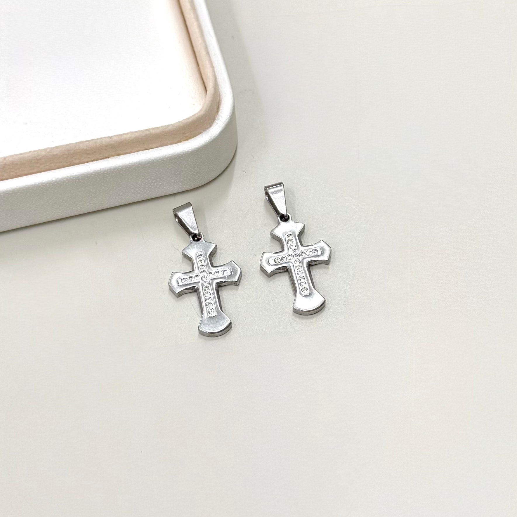 COLGANTE RELIGIOSO | CRUZ ESMALTADO BLANCO Y CIRCONES | BAÑO DE ORO