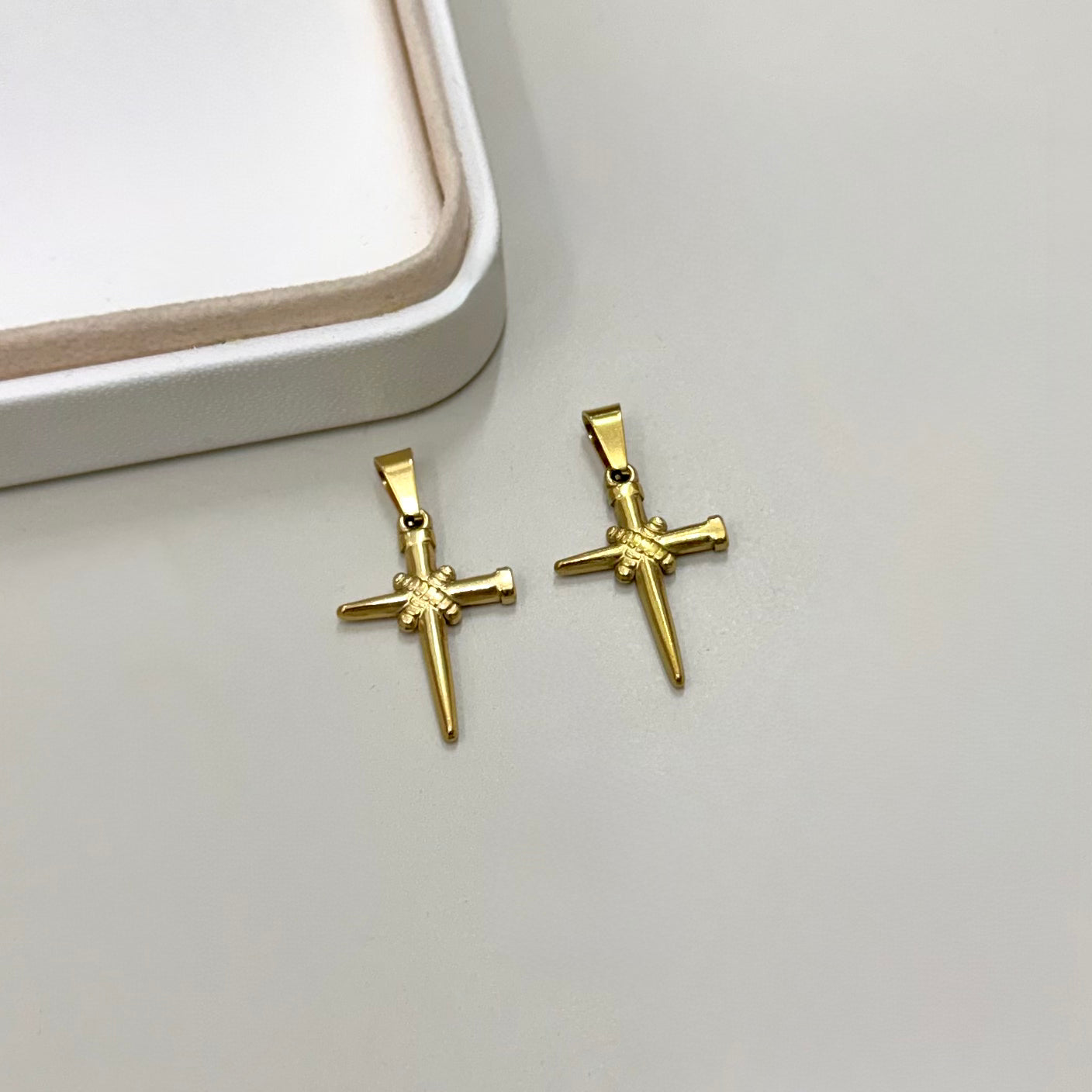 COLGANTE RELIGIOSO | CRUZ DOS CLAVOS | BAÑO DE ORO