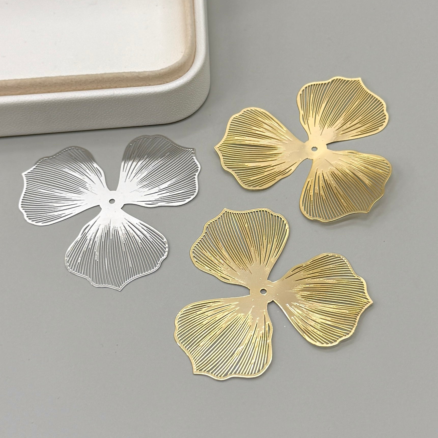 COLGANTE  | FLOR TRES PETALOS | 1 UND