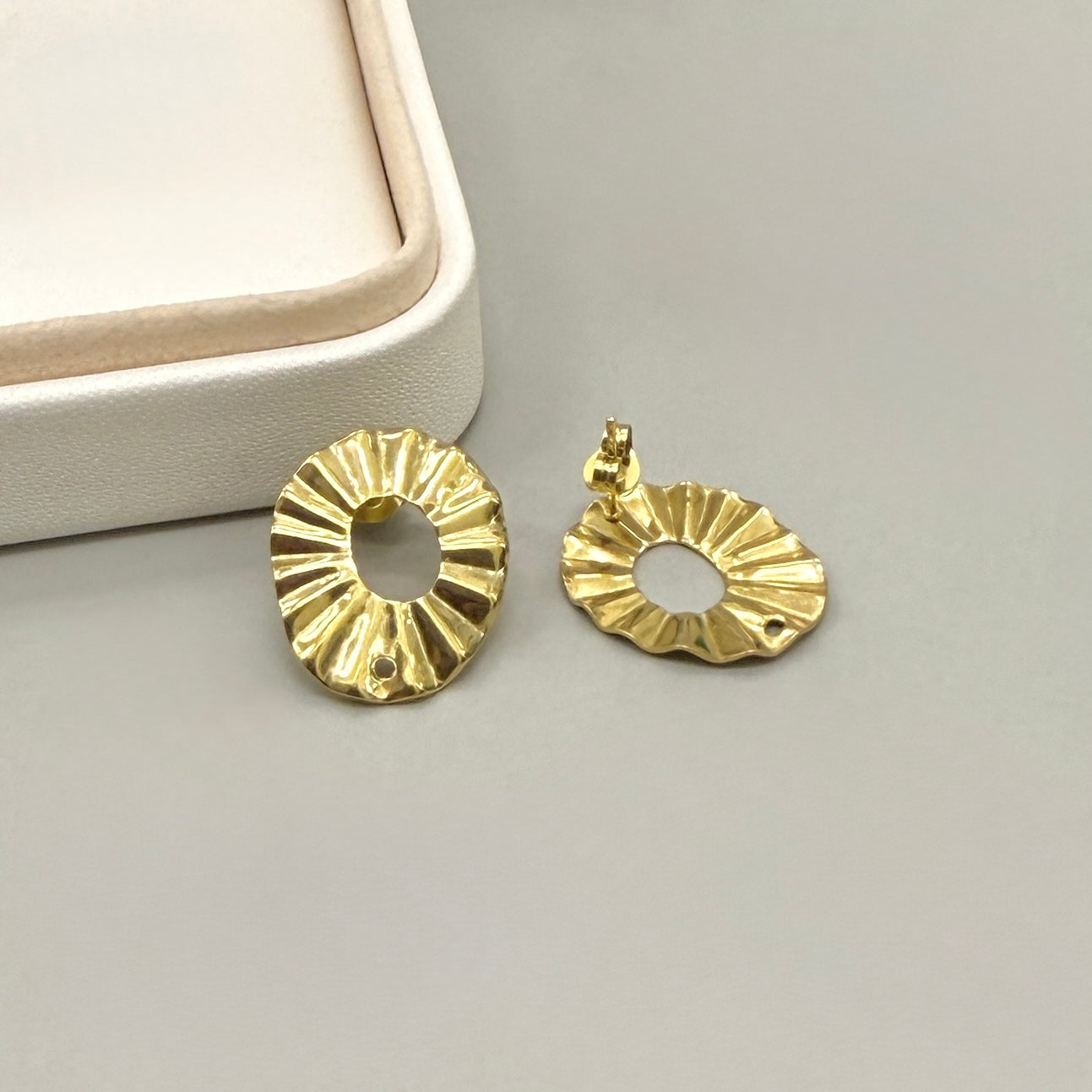 BASE DE ARO | OVALADO CON AGUJERO DISEÑO | ACERO | BAÑO DE ORO 18K | 22MM