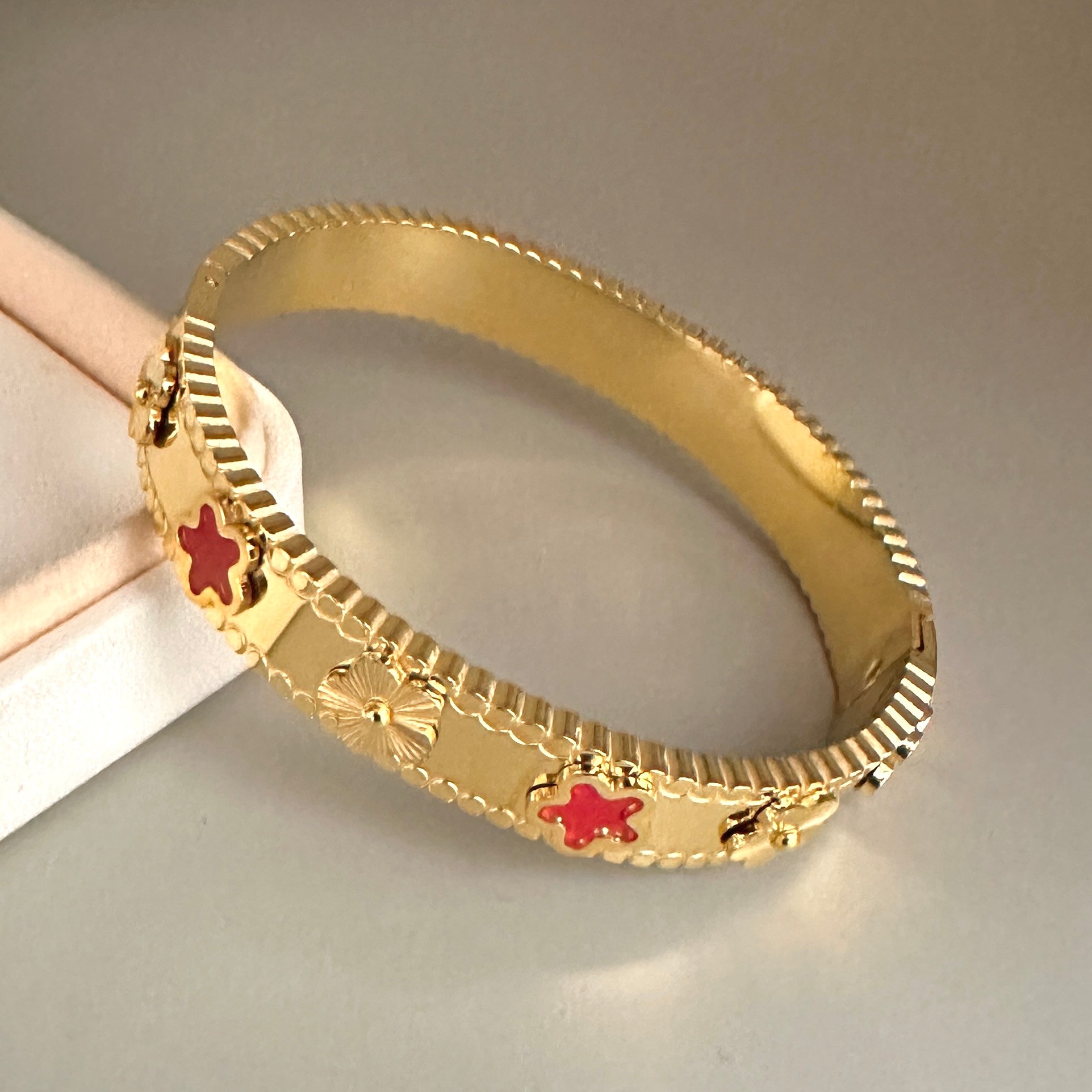 PULSERA RIGIDA | FLOR Y ESTRELLA ROJA