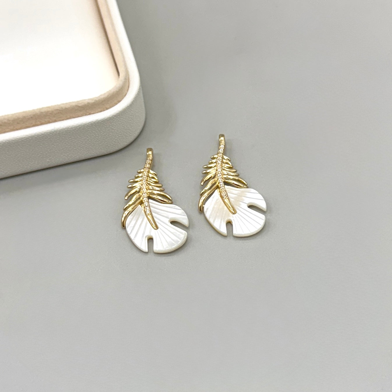 COLGANTE  | PLUMA CON NACAR | 1 UND